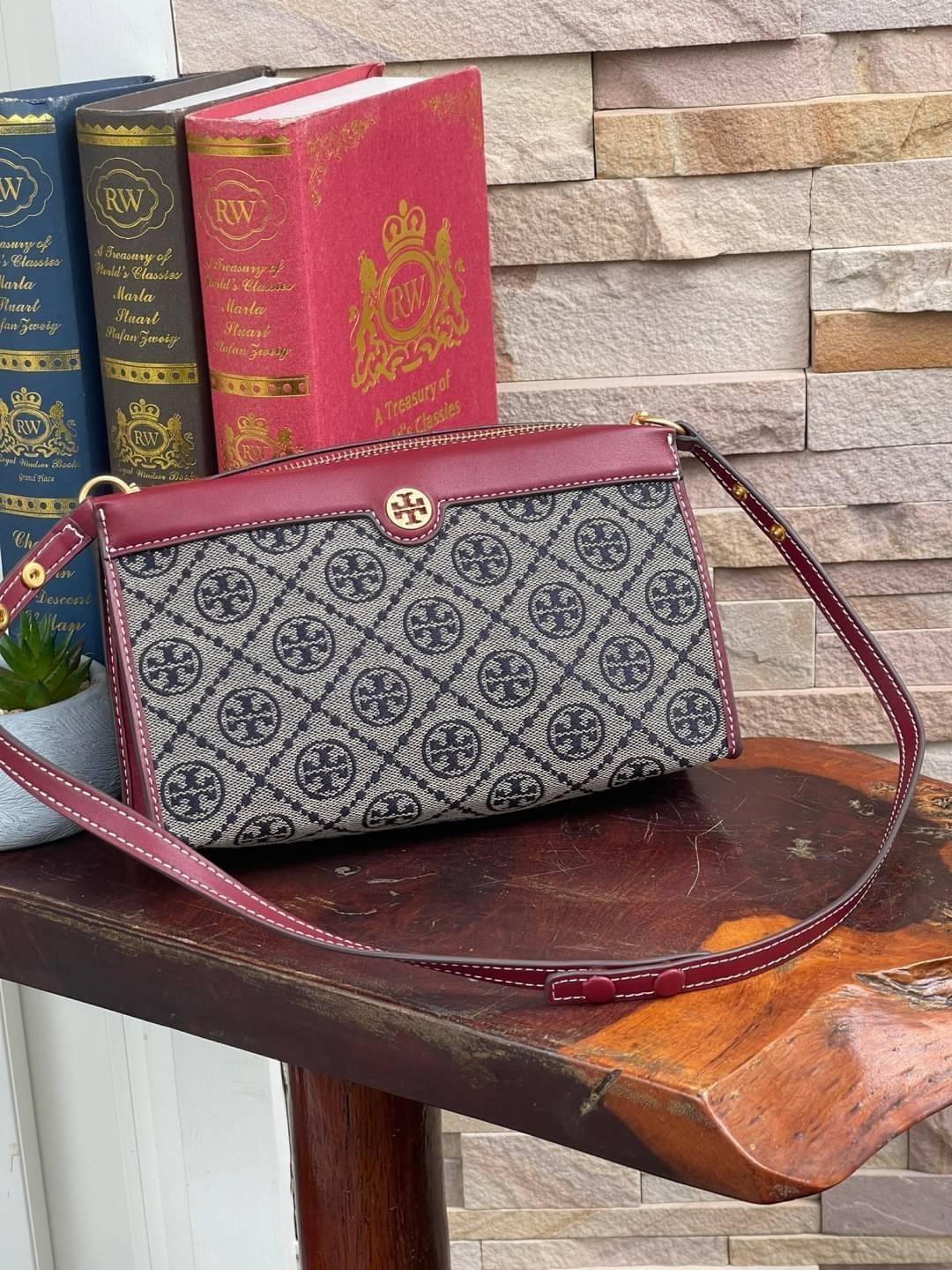 Tory burch t monogram jacquard mini pouchette ปังไม่หยุดกับลวดลาย T Monogram ที่มารังสรรค์ลงบนไอเท็มต่างๆ ในคอลเล็กชั่นต่างๆ สำหรับในรุ่นนี้มาในทรง mini pouchette ที่ได้ดีไซน์น่ารักๆแบบลุคช์ไฮโซ ที่สามารถปรับสายสั้นยาวได้ด้วยกระดุมสแน็ป ต่างออกไปกับคอลเลค