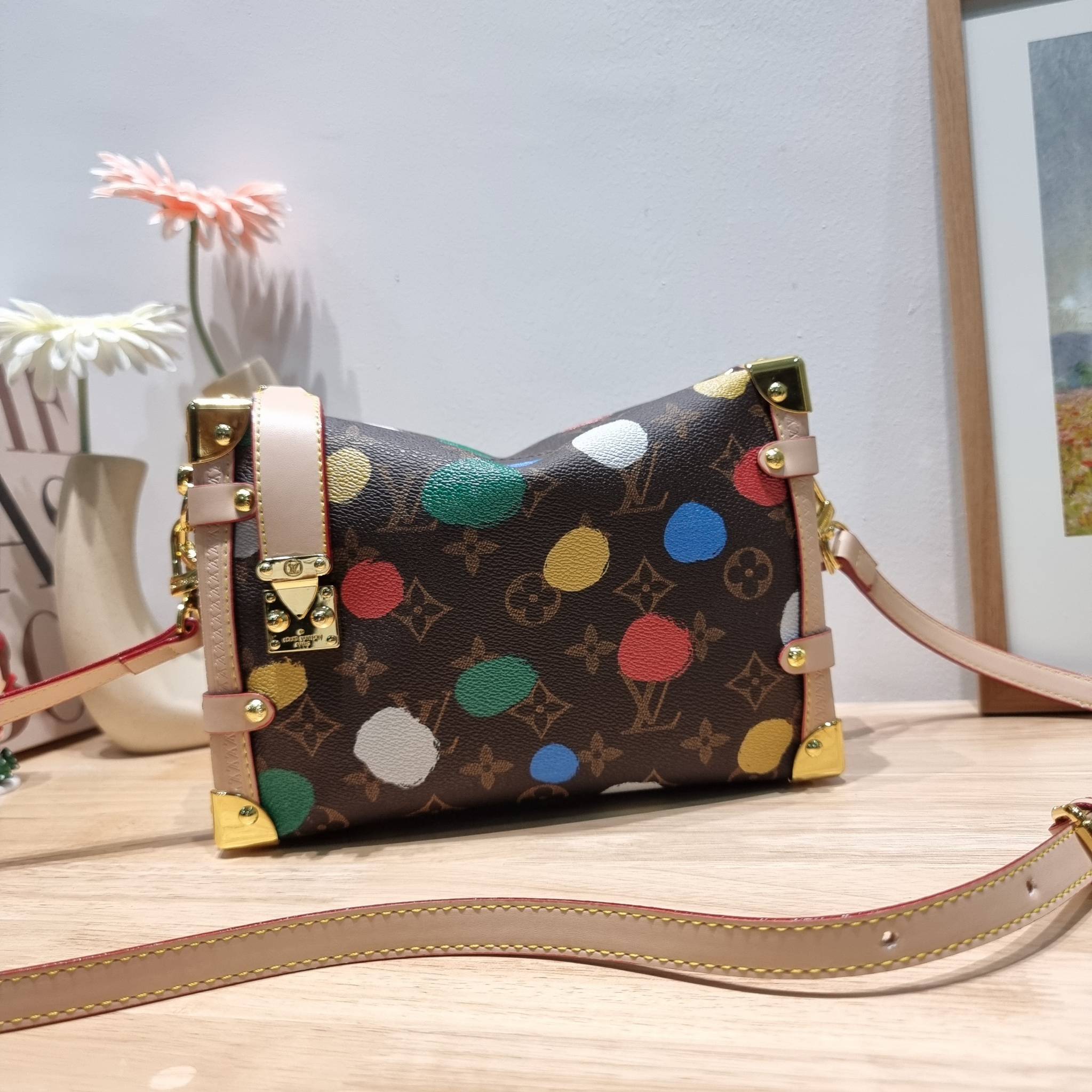 LV x YK SIDE TRUNK Monogram canvas bag สุดยอดกระเป๋าไอคอนนิค ทรงสวย ดีไซน์ใหม่ สวยมีเสน่ห์ รูปทรงกล่อง โดดเด่นด้วยหมุดเข้ามุม ซิปเปิด-ปิดล็อคได้ วัสดุหนังแคนวาส