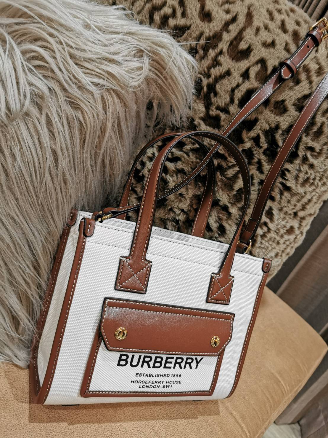 BURBERRY FRAGRANCES CROSSBODY BAG VIP GIFT WITH PURCHASE (GWP) พรีเมี่ยมกิ๊ฟ Limited Edition จาก BURBERRY PERFUME วัสดุ Canvas & Leather ทรงเหลี่ยม TwoTone ดีไซน์สวยอยู่ทรง ด้านหน้ามีช่องใส่ของ ภายในโล่งกว้าง สามารถใส่กระเป๋าสตางค์ยาว มือถือ ของใช้ได้เยอะ