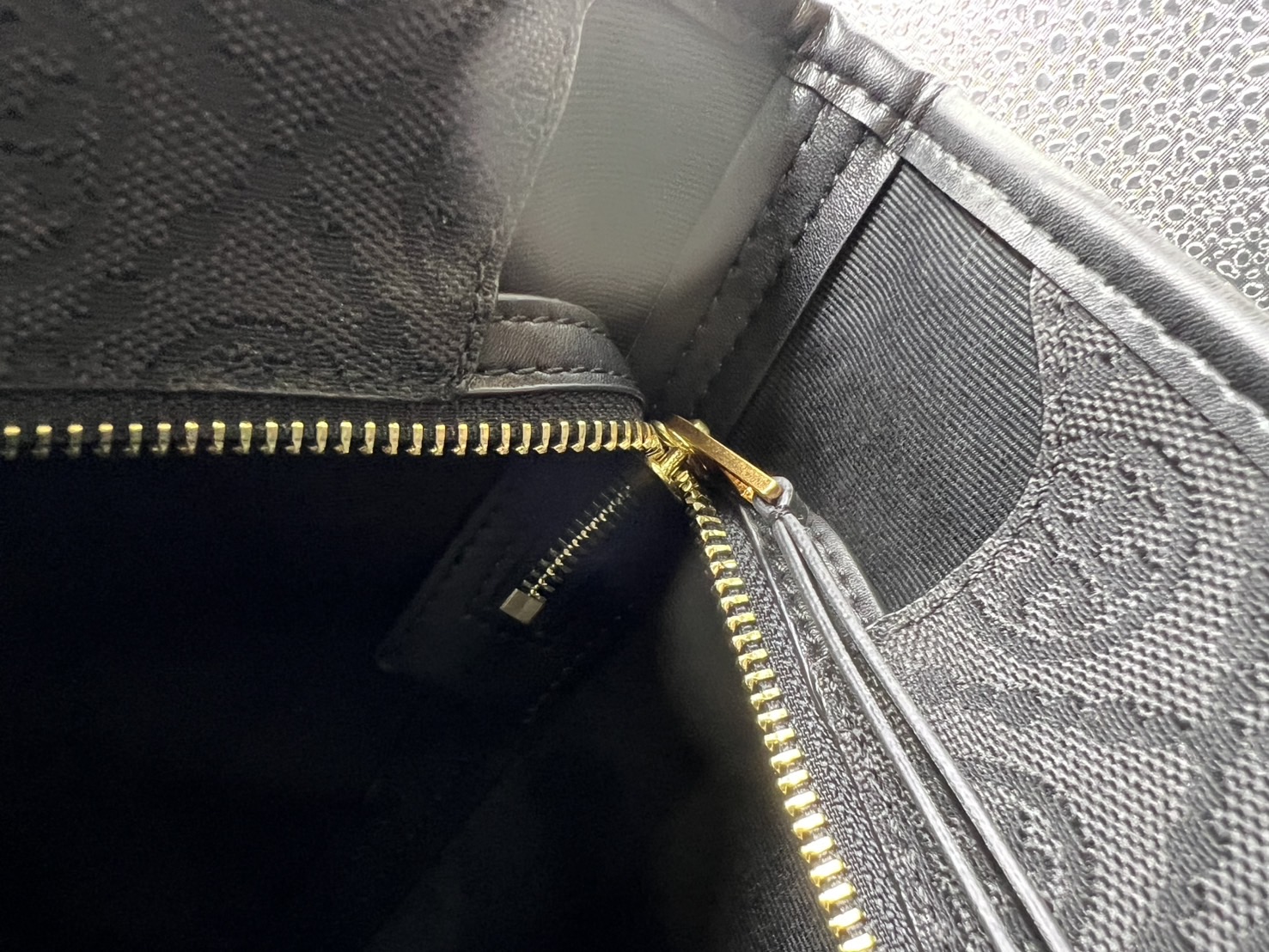 ORI หนังแท้ | Tory Burch T Monogram zip tote bag กระเป๋าทรงโท้ทใบใหญ่ทรงกว้างพร้อมใบเล็กเข้าเซ็ท งานผ้าแจ็คการ์ดตัดขอบหนัง เดอะเบสท์ เซลเลอร์!!