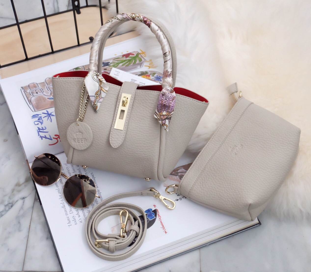 ยูฮู้ !! ทรงตะกร้า Jessy Come back again กับ New version รอบนี้ เพิ่ม Gimmick ด้วยผ้าพันหูกระเป๋าเข้า Set ยังคงความ cute ใช้งานง่ายเหมือนเดิม แถม!! กระเป๋าใบเล็กด้านใน แยก ออกมาสะพายได้อีกด้วย **ซื้อ1ได้2 **คุ้มที่สุด