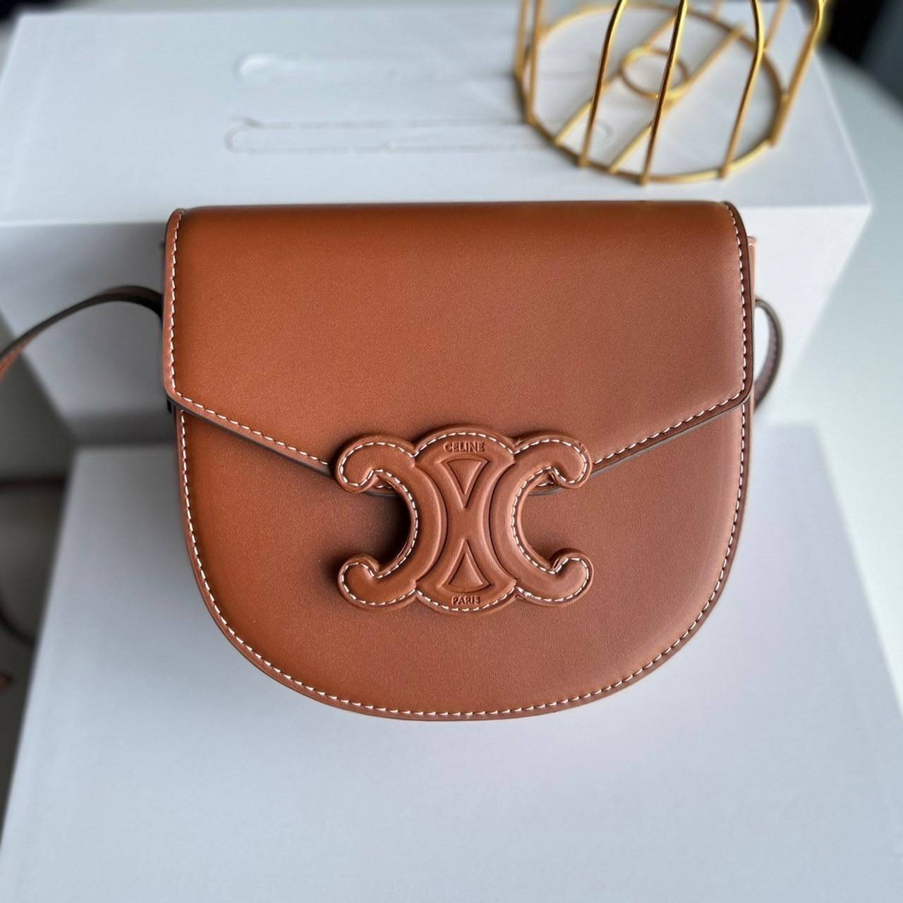 หนังแท้ CELINE BESACE cuir triomphe in Smooth calfskin / CELINE TRIOMPHE CLOSSBODY BAG หนังแท้ทั้งใบสวยหรู แบบใหม่ล่าสุด โลโก้หนังสมูทคลาสิก เหมาะกับสาวๆในวันที่อยากครอสบอดี้ชิลๆ ห้ามพลาดค่ะ!