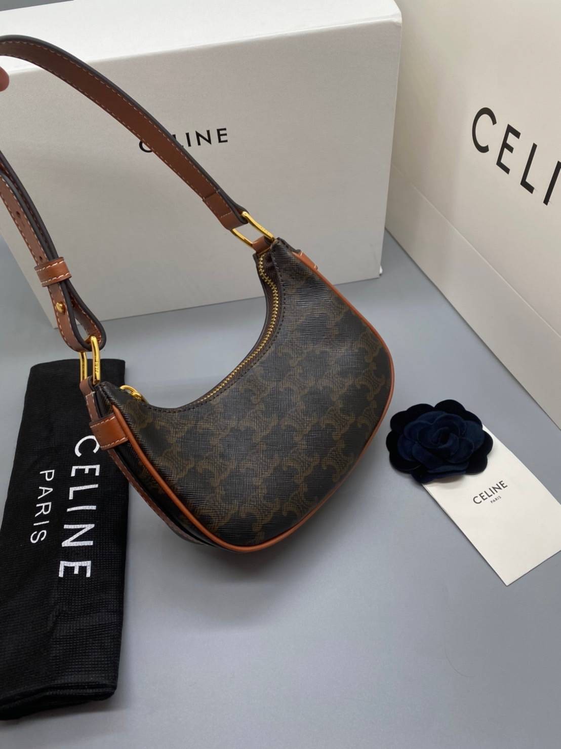 CELINE MINI SHOULDER BAG Celine Vintage Classic MINI Ava bag กระเป๋าสะพายไหล่ใบเล็กน่ารักมากก ขนาดใหม่ น้องน่ารักมากก คาเฟ่จ๋าาาา น้องมาล๊าววว วัสดุ TRIOMPHE CANVAS ดีไซน์สวยหรูฮิตสุดในเกาหลี! หนังสวยอยู่ทรงกันน้ำ เปิดปิดด้วยซิปแบรนด์สีทอง สายสะพายหนังปรั