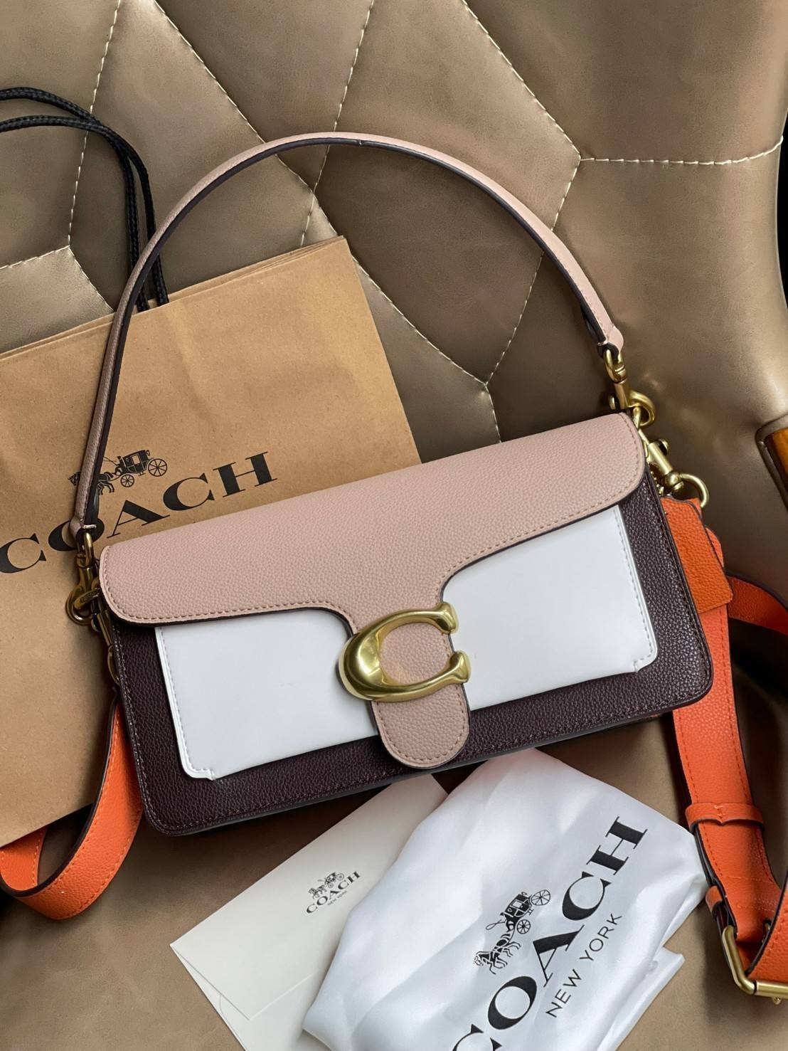 Coach Tabby Shoulder bag Coach Colorblock Tabby Shoulder Bag 26 Taupe Ginger Multi/gold 76105 ให้ลุคเก๋ ๆ ด้วยสีและลวดลายคลาสสิกตามแบบฉบับสาว Coach กระเป๋าสะพายไหล่สุดคลาสสิกรุ่นนี้ เป็นรูปทรงสี่เหลี่ยมผืนผ้าที่เข้าได้กับสาว ๆ ทุกสไตล์ หมุดสำหรับเปิดปิดกร