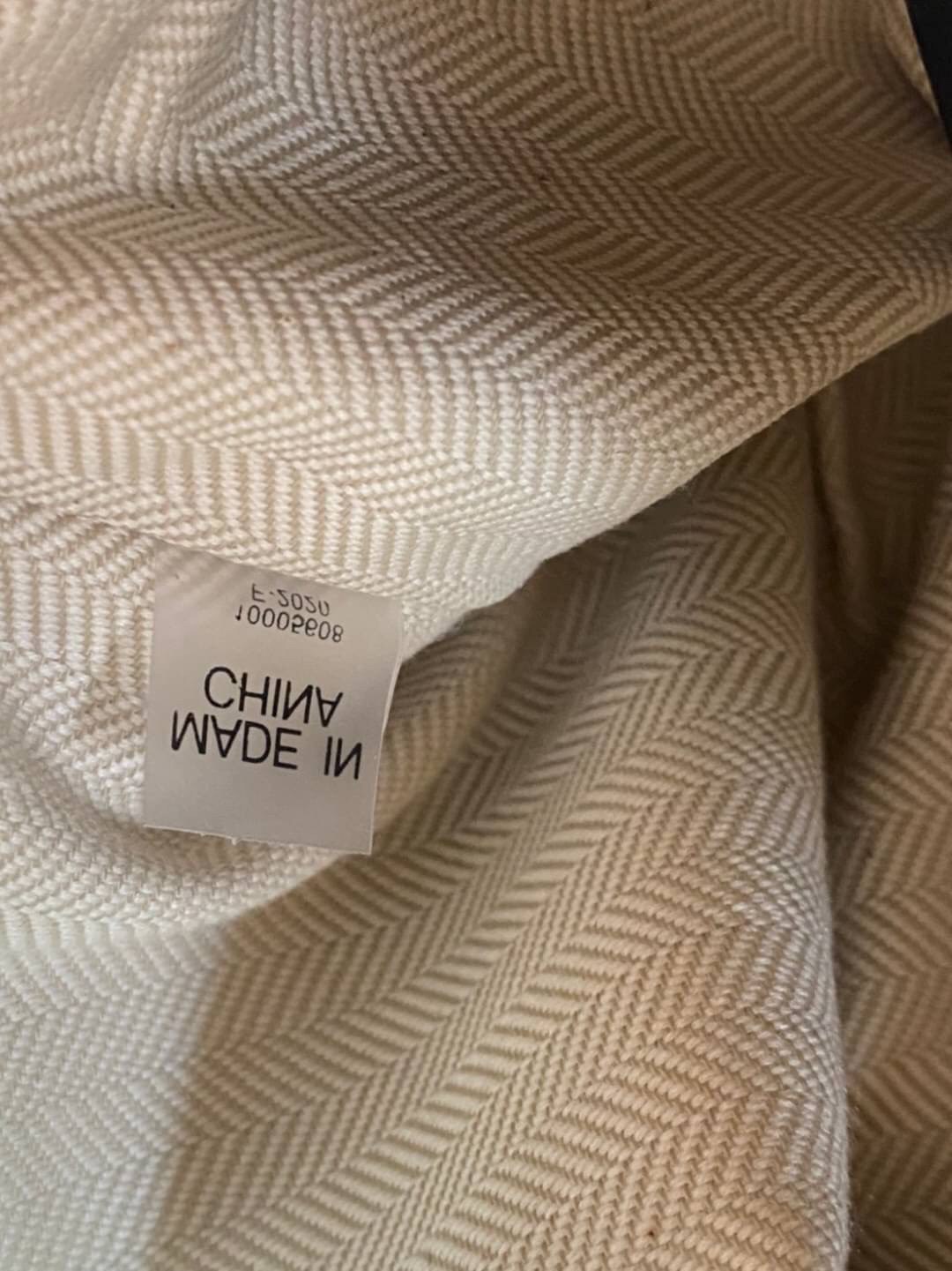 Large : Tory Burch Kira Chevron Quilted Convertible Leather Crossbody Bag เป็นกระเป๋าที่ใช้ในการออกงานสำคัญหรือวันที่มีปาร์ตี้สังสรรค์ คุณควรเลือกใช้กระเป๋าที่มีดีไซน์สะดุดตา เพราะจะช่วยยกระดับและเพิ่มเสน่ห์ให้กับตัวคุณเองมากยิ่งขึ้น หากเป็นงานทางการ เช่น