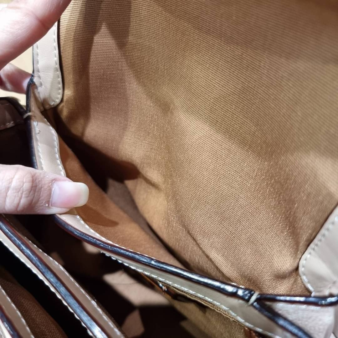 COACH 89089 CASSIE CROSSBODY 19 IN SIGNATURE CANVAS คัมแบ็คแล้วจ้า!! เรียบหรู ดูดี ต้องไอเท็มนี้เลย!! กระเป๋าสะพายข้าง สุดพิเศษ!! มีสายมาให้ถึง 3 แบบ!! สลับใช้แมทช์ตามสไตล์ได้เลย วัสดุหนังแคนวาสสลับหนังแท้ บอกเลยว่าสวยทุกสีนะคอลนี้ เปิด-ปิดด้วยตัวบิดล็อค 