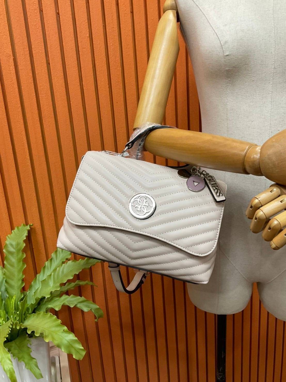 ของแท้ 💯% 】GUESS BLAKELY TOP HANDLE FLAP BAG กระเป๋สะพายรุ่นใหม่ล่าสุด รุ่นยอดนิยมสวยอยู่ทรง วัสดุหนังนิ่ม น้ำหนักเบา มีฐานกว้างตั้งอยู่ทรง ด้านหน้าประดับด้วยโลโก้แบรนด์สวยโดดเด่น