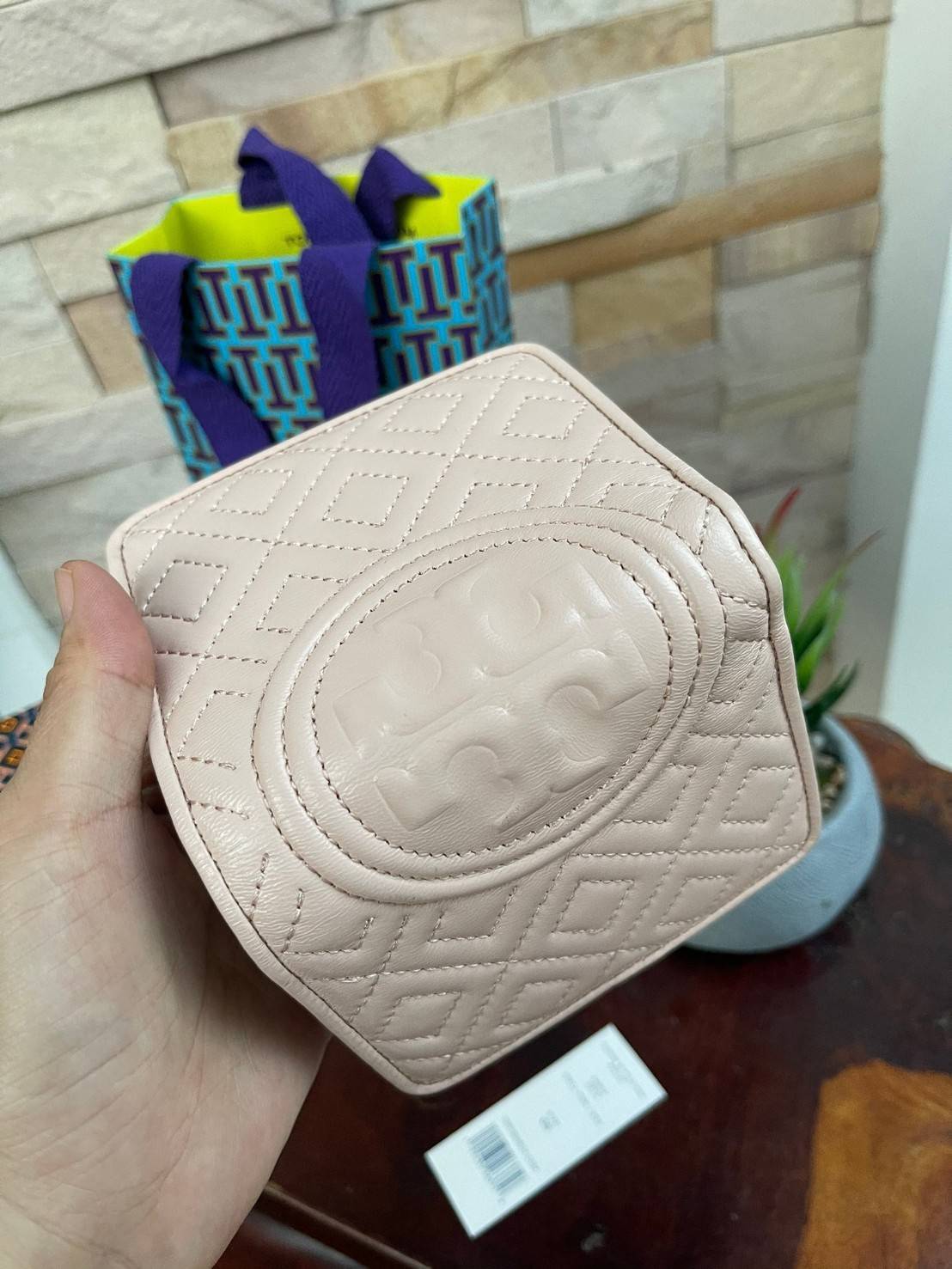 ของแท้ 💯% Tory burch fleming bifold mini wallet กระเป๋าสตางค์ทรงพับ2ตอนที่มีฟังก์ชั่นครบ ทั้งใส่การด์ เหรียญและธนบัตรได้ ดีเทลลายตารางเย็บสองชั้น