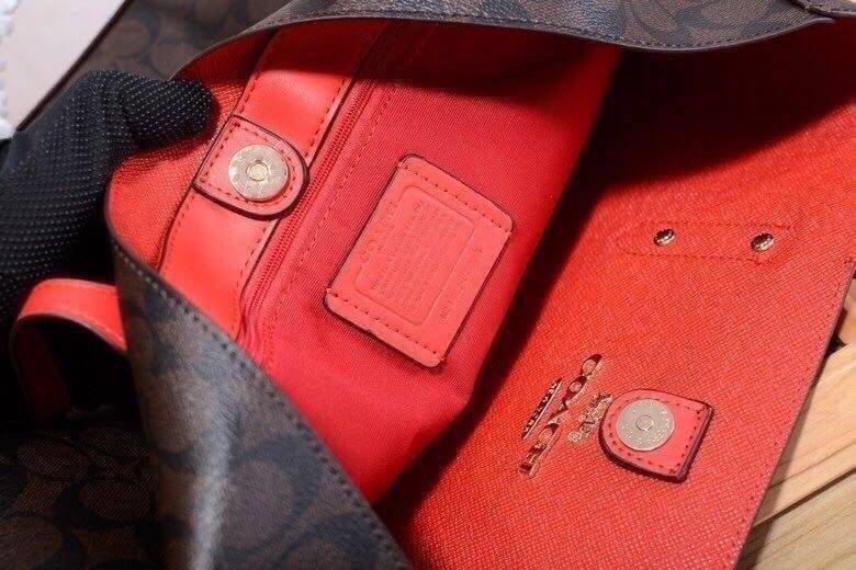 รุ่นยอดนิยม COACH TOWNTOTE IN SIGNATURE CANVAS F76636 กลับใช้ได้ทั้งสองด้าน ใบขนาดใหญ่จุใจ ใส่ของได้เยอะมากกก เป็นรุ่นที่สวยตลอดกาล ควรมีติดตู้ไว้เลยค่าา