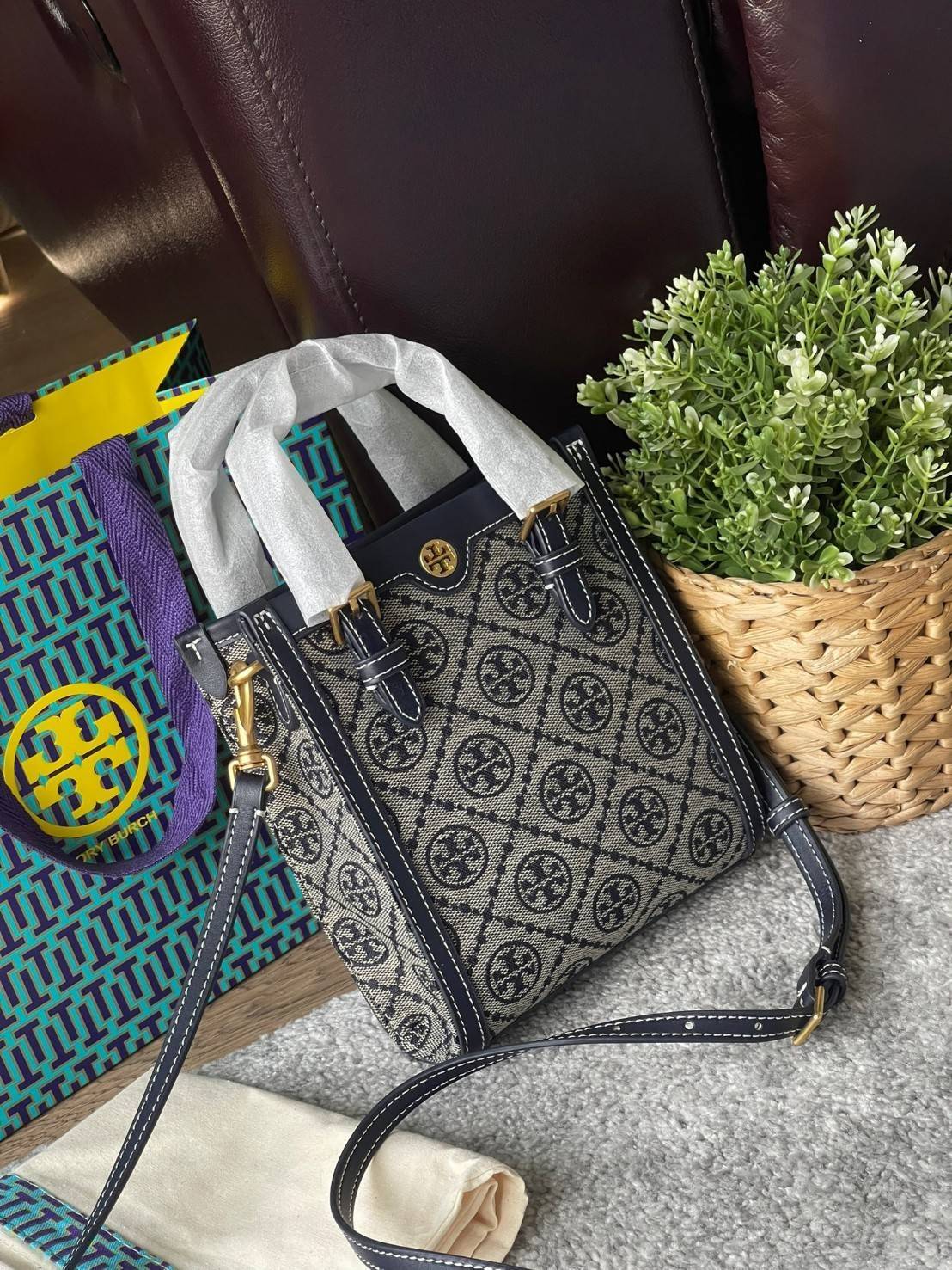 Tory burch t monogram jacquard mini tote ลวดลายT monogram ด้วยโลโก้สุดไอคอนนิคของแบรนด์ โดดเด่นด้วยกราฟฟิคและดีไซน์ ออกมาในหลายรูปแบบหลายคอลเลคชั่น แต่ละคอลเลคชั่นสวยหรูไม่แพ้กัน ทรงมินิโท้ท ขนาดกำลังดี ใช้งานง่าย ก็เป็นอีกหนึ่งรุ่นที่ทันยุคทันสมัยที่สาวๆ