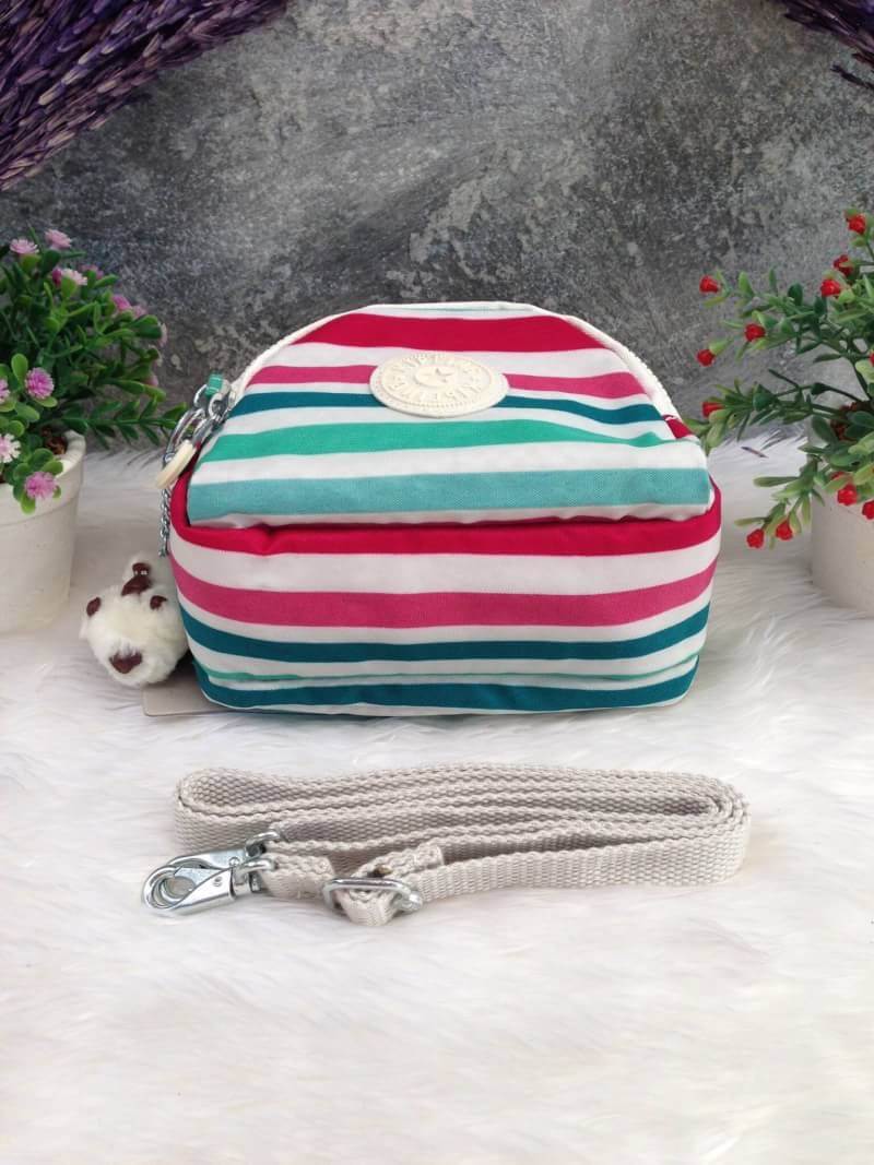 Kipling Mini Shoulder Bag K13869 Outlet Hongkong กระเป๋าสะพายไหล่ใบเล็กน่ารัก วัสดุผ้าไนล่อนกันน้ำอย่างดีตามแบบฉบับแบรนด์ แบ่งเป็นช่องซิป 3 ช่อง มีหูจับ ด้านในบุผ้าแบรนด์ มาพร้อมพวงกุญแจน้องลิง ใบนี้จุของได้เยอะน้ำหนักเบาค่ะ เหมาะมากกับการสะพายไปเที่ยวชิว