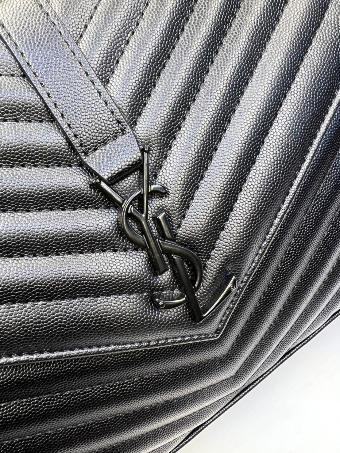 หนังแท้ YSL college large chain bag in quilted leather 30cm กระเป๋าสะพายใบใหญ่ ดีไซน์ทรงสวยหรู ตอบโจทย์ได้ทุกสไตล์ ภาพสินค้าถ่ายจากงานขายจริง ใช้งานต่างประเทศได้