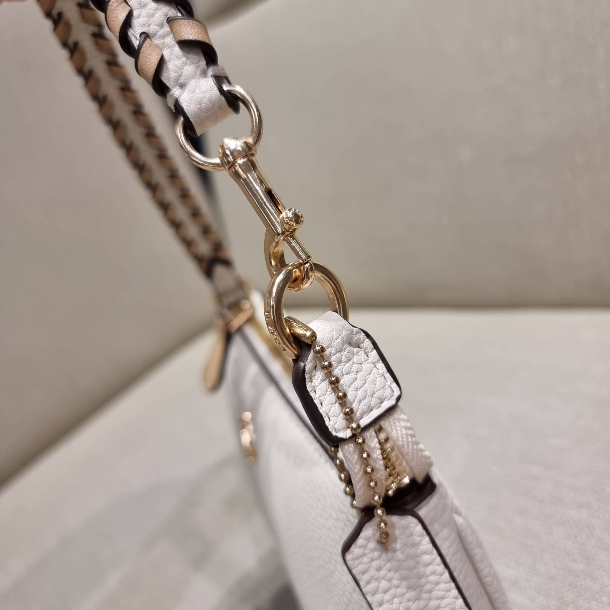 COACH C4233 NOLITA 19 WITH WHIPSTITCH คอลเลคชั่น rare item น่ารักน่าใช้ ในสไตล์คลาสสิค กระเป๋าทรงพอชขนาดมินิ ที่สามารถสะพายไหล่ และกึ่งคล้องมือใช้ได้ 2 สไตล์ ปรับสายให้มาเกี่ยวฝั่งเดียวเพื่อใช้เป็นคล้องมือ หรือปรับเกี่ยวอีกฝั่งใช้คล้องแขน คล้องไหล่ก็เก๋มา