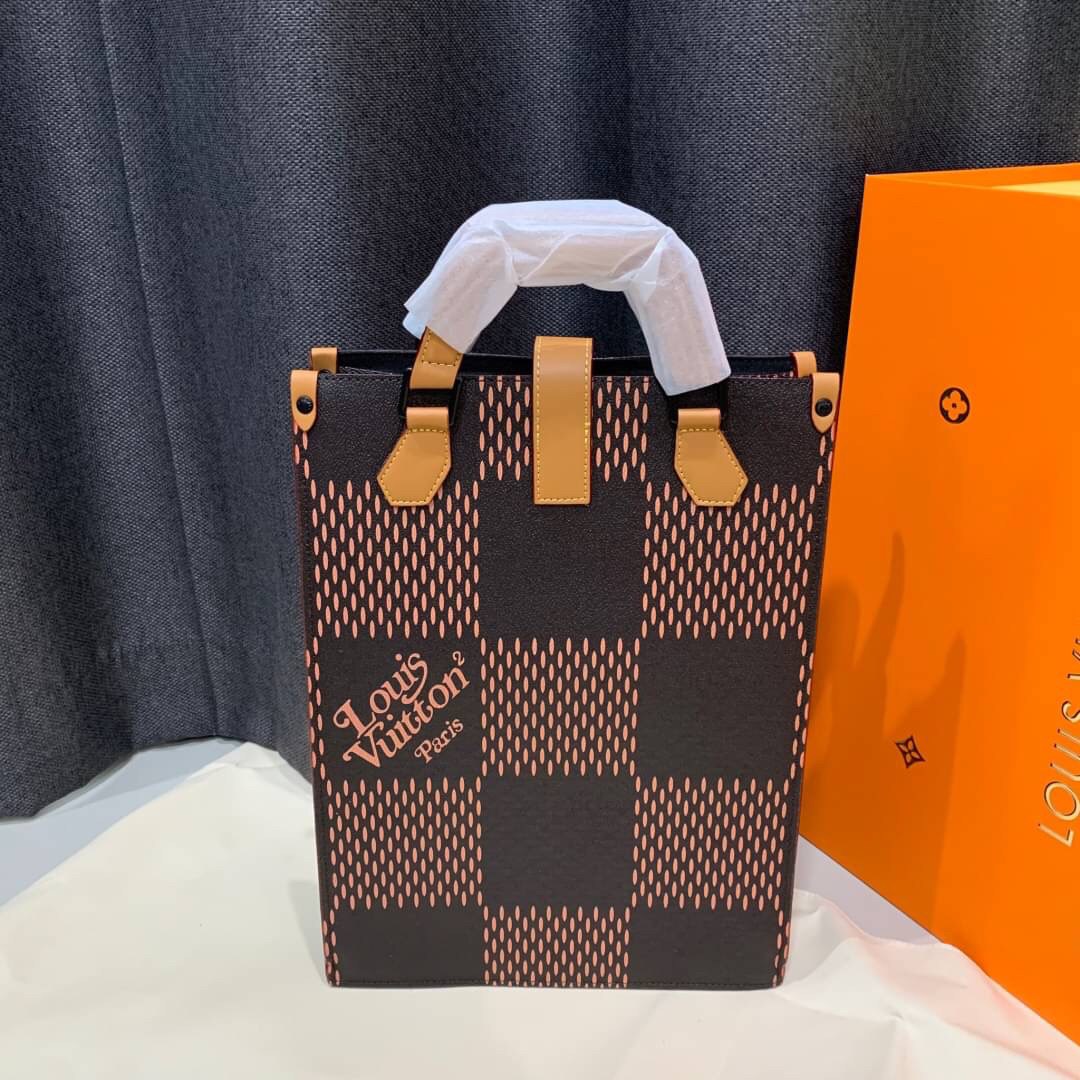 หนังแท้ LOUIS VUITTON MINI TOTE / LV MINI TOTE กระเป๋าทรงโท้ท โดดเด่นด้วยรายละเอียดของคลื่นใน Monogram เหมาะอย่างยิ่งสำหรับสิ่งของจำเป็น เช่น iPad โทรศัพท์ และสมุดโน้ต มีหูหิ้วแบบถอดได้สำหรับสะพายไหล่ ภาพสินค้าถ่ายจากงานขายจริง ใช้งานต่างประเทศได้