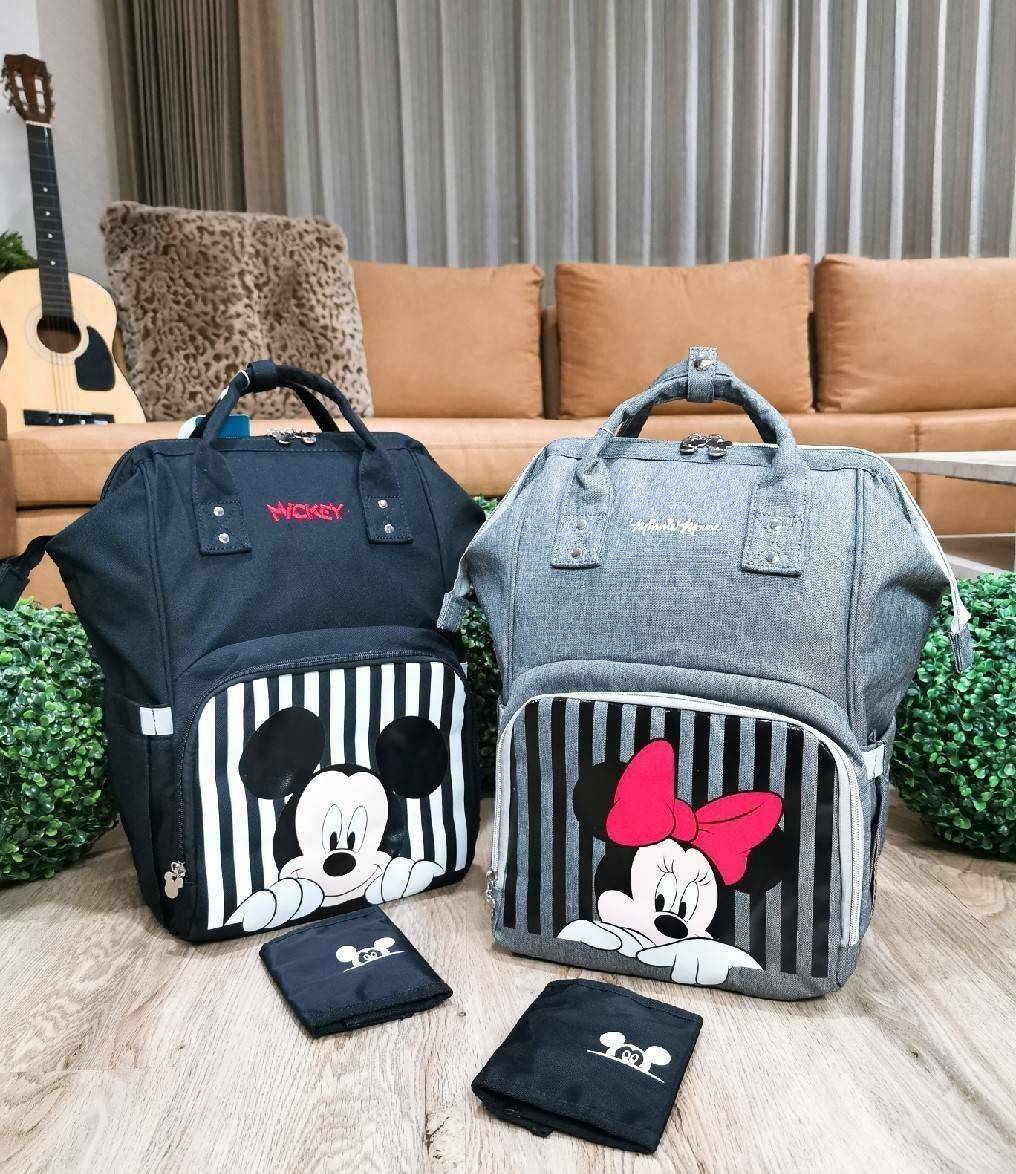 Disney Collection Rucksack (L) กระเป๋าสะพายเป้คอลเลคชั่นดิสนีย์ใบใหญ่กำลังดีน้ำหนักเบาวัสดุ Nylon & Polyester 100% ทำความสะอาดง่าย ด้านหน้ามีโลโก้และช่องซิป พิมพ์ลายมิกกี้/มินนี่โดดเด่น มี Pocket ใส่ขวดน้ำซ้ายขวา ด้านหลังมีช่องซิปสะดวกใช้หัวซิปแบรนด์ ภายใ