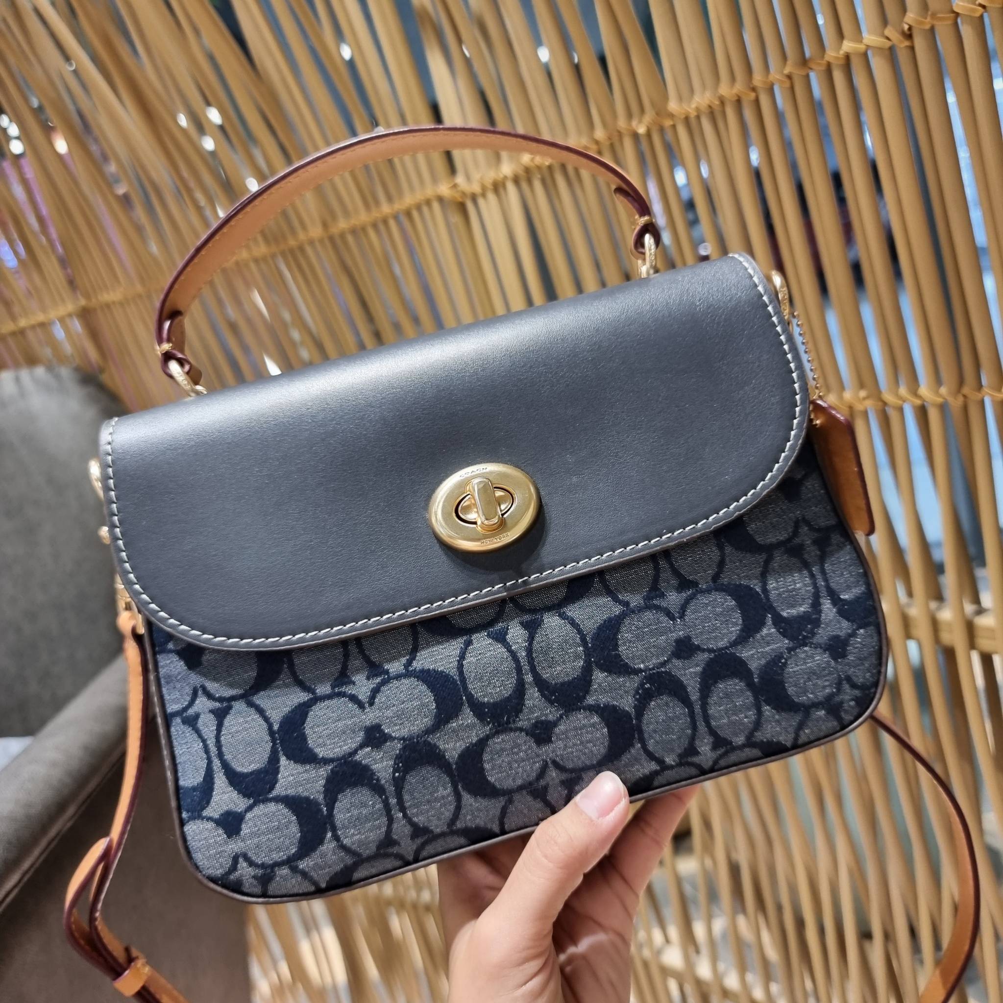 COACH C4921 MARLIE TOP HANDLE SATCHEL IN SIGNATURE CHAMBRAY กระเป๋าถือ/สะพายข้าง มีดีไซน์ยูนีค โดดเด่น ตกแต่งโลโก้ด้านข้างอะไหล่ทอง วัสดุผ้าแชมเบรย์ ทอเส้นลายสวย เปิด-ปิดด้วยตัวล็อคแน่นหนา ภายในเป็นช่องโล่ง ใส่ของได้ครบครัน มาพร้อมหูจับในตัวและสายสะพายข้า