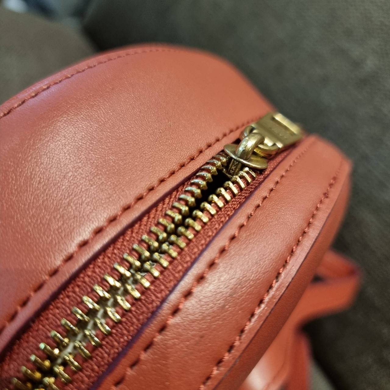 COACH 38680 CANTEEN CROSSBODY IN SIGNATURE CANVAS กระเป๋า crossbody รุ่นหายาก ทรงกลมสวยเด่น มีดีเทลเพิ่มความหรู ด้วยสีของอะไหล่ วัสดุหนังแคนวาสสลับหนังแท้ มีช่องย่อย เปิด-ปิดช่องหลักด้วยซิป ภายในโล่งกว้าง มีช่องซิปแยกให้อีก สายสะพายครอสปรับใช้ได้ตามตัว ใบ