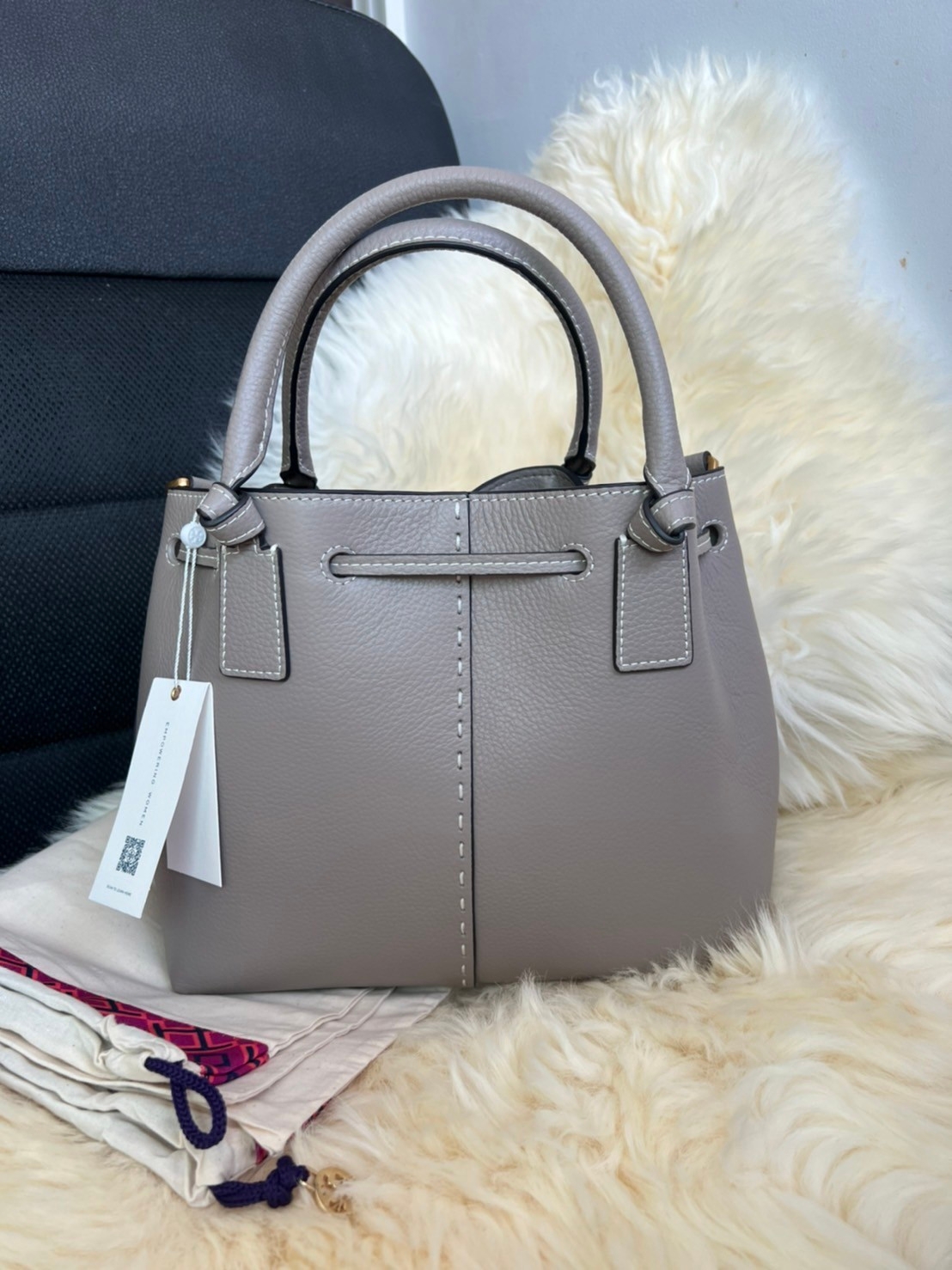 OUTLET 】TORY MCGRAW SMALL DRAWSTRING กระเป๋าถือหรือสะพายข้าง วัสดุหนังวัวแท้ อะไหล่ทอง เปิด-ปิดด้วยสายหนังรูด จะถือหรือสะพายข้างได้Crossbodyได้ น้ำหนักเบาจุของได้เยอะ ด้านหน้าประดับโลโก้แบรนด์ ด้านในมีช่องเล็กสำหรับใส่บัตรใส่ตังค์ได้ มีสายยาว ปรับสายได้ ถ