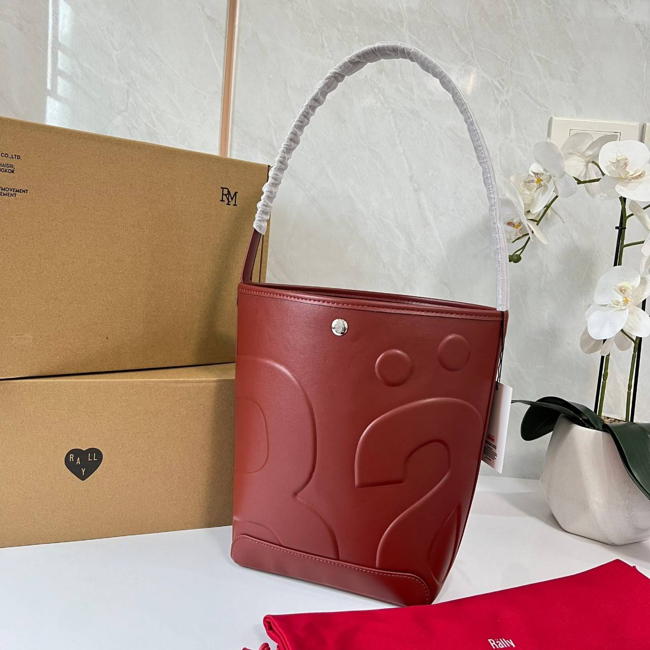 Rally The Bag Whisper กระเป๋าทรงบัคเก็ตงานหนังรุ่นใหม่ ฮอทติดลมบน มาแรงสะพายกันทั่วบ้านทั่วเมือง สายแบกสายขนห้ามพลาดจุของได้เยอะ รุ่นหนังผิวสัมผัสนิ่มมือ ทนทานและจุสิ่งของได้ครบครัน โดดเด่นด้วยโลโก้ตัวนูน