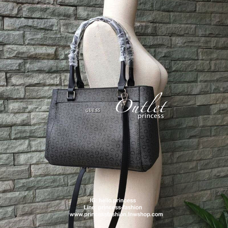 GUESS G LOGO PRINT TOTE BAG กระเป๋าถือหรือสะพายรุ่นใหม่ล่าสุดจาก GUESS FACTORY รุ่นยอดนิยม สวยอย่างมีสไตล์ สีสวยคลาสสิก รุ่นนี้มีการพิมพ์ลายโลโก้ รอบใบ หนัง faux-saffiano หนังคุณภาพดี ตั้งอยู่ทรง น้ำหนักเบา ประดับด้วยโลโก้แบรนด์อะไหล่เงิน สวยโดดเด่นที่กระ