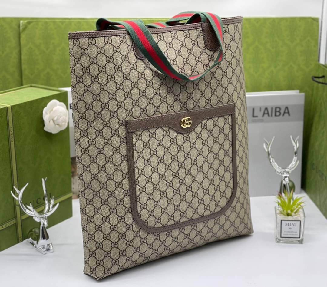 GUCCI tote bag vintage monogram 16" เกรดออริจินอล กระเป๋าโท้ทวินเทจใบใหญ่ ตัดเย็บอย่างพิถีพิถัน ภายในช่องโล่งกว้างจุได้เยอะ รูปทรงออกแบบ หยิบจับสะดวก สามารถใส่กระเป๋าสตางค์ พวงกุญแจโทรศัพท์มือถือ iPad และเอกสารได้ จะถือหรือสะพายชิวๆในวันหยุดสบายๆ ก็ส