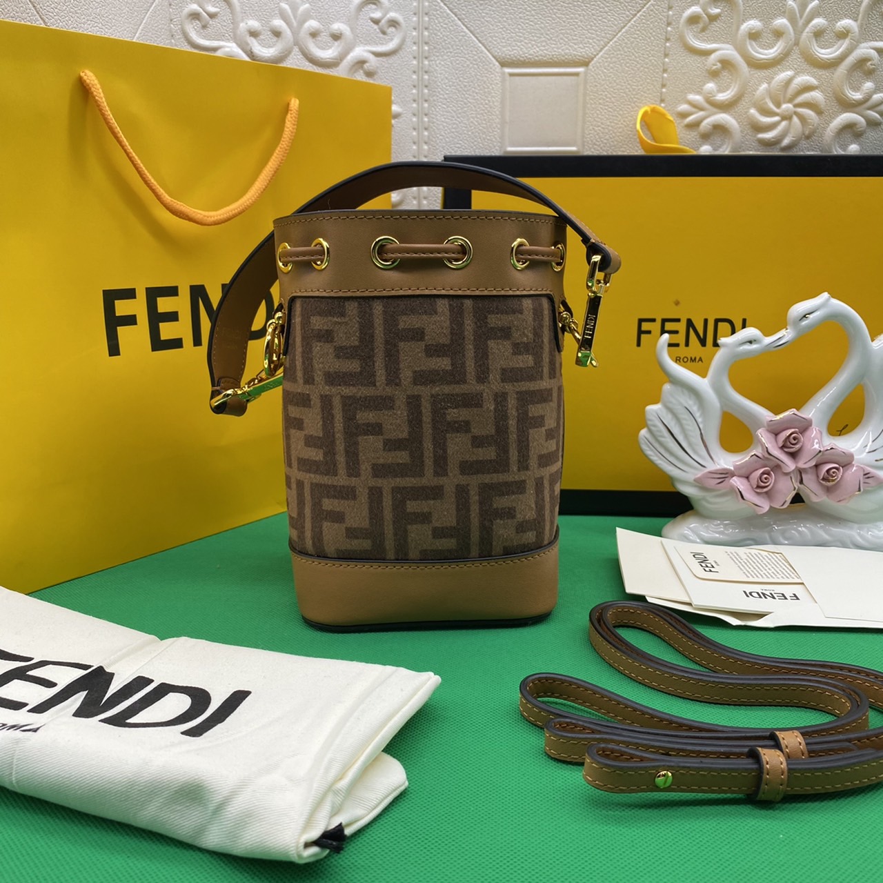 FENDI MON TRESOR MINI BAG รุ่นใหม่ล่าสุด น่ารักมากค่ะ กระเป๋าถือหรือสะพายไหล่ทรงขนมจีบสุดคลาสสิก วัสดุหนังแท้สลับผ้ากำมะหยี่พิมพ์ลายอย่างดี ลวดลายเอกลักษณ์ตามแบบฉบับแบรนด์ สวยหรู ดูแพง คุณนายสุดไปเลยค่า ถือแล้วสวยมากๆ จุของได้กำลังดี ทรงนี้ต้องมีติดตู้ไว้