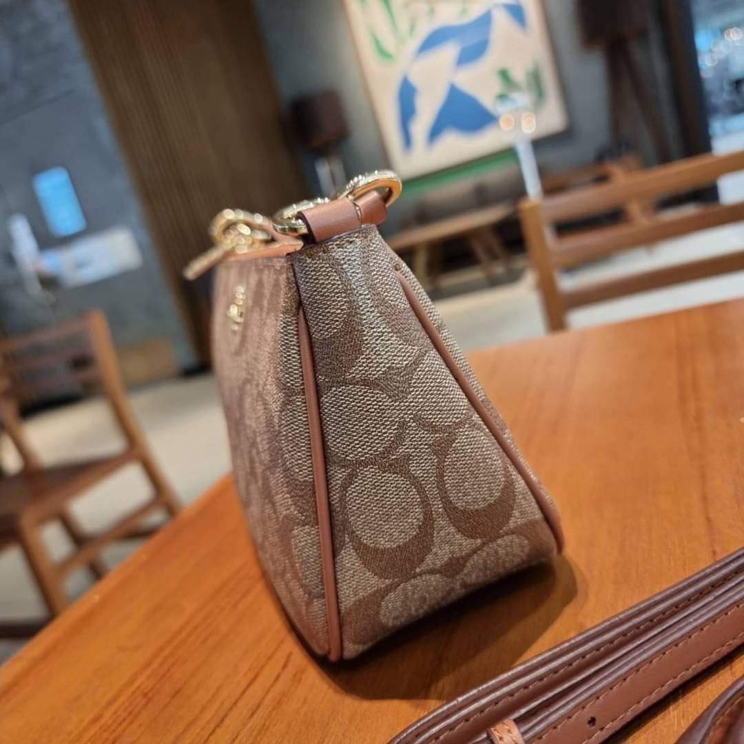 COACH F58321 TOP HANDLE POUCH อีกรุ่นฆ่าไม่ตาย!! 😎 ขายดีขายหมด ขายรวยขายปังๆ!! กระเป๋าพอชจากโค้ช ทรงใช้งานง่าย สะดวก กะทัดรัด วัสดุหนังแคนวาสเคลือบคุณภาพดี มาพร้อมสายคล้องในตัว และสายสะพาย crossbody ปรับเปลี่ยนได้ตามสไตล์ อีกหนึ่งไอเท็มที่สาวๆต้อง