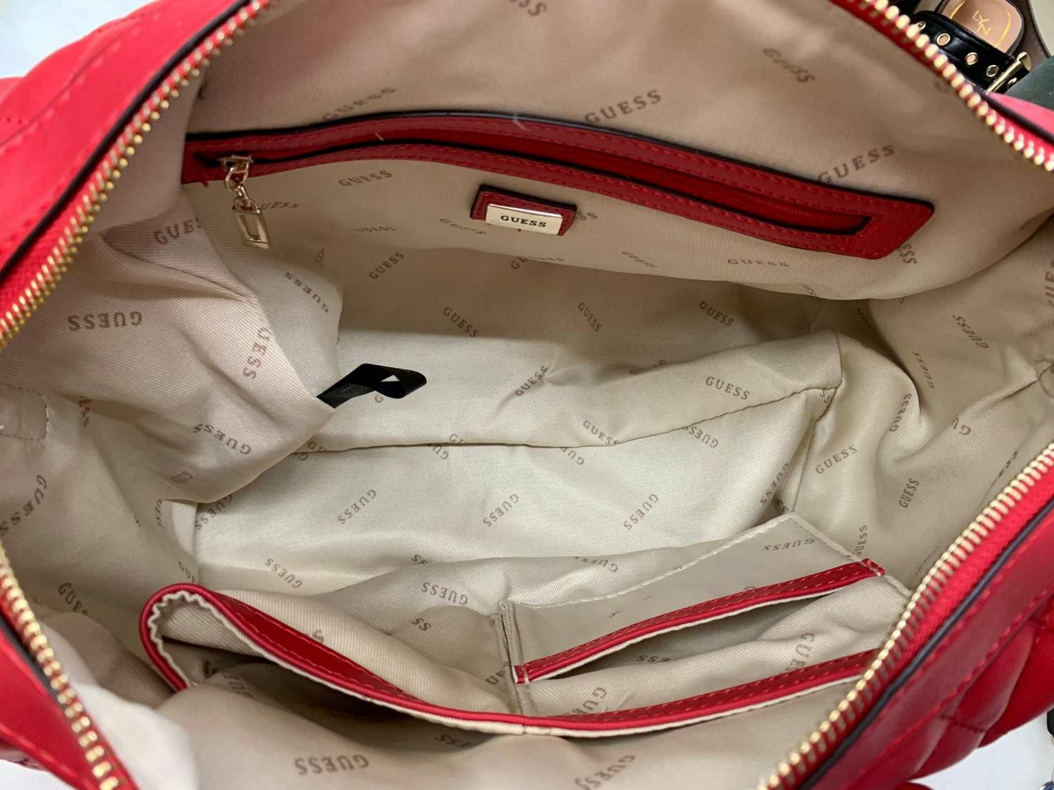 GUESS SWEET CANDY LARGE SATCHEL Handbag รุ่นใหม่หนัง PU นิ่ม เย็บลายตาราง ภายในกว้าง มีช่องซิปภายใน ตัวสายแต่งด้วยโซ่ทองร้อยหนัง สายสะพายถอดและปรับความยาวได้