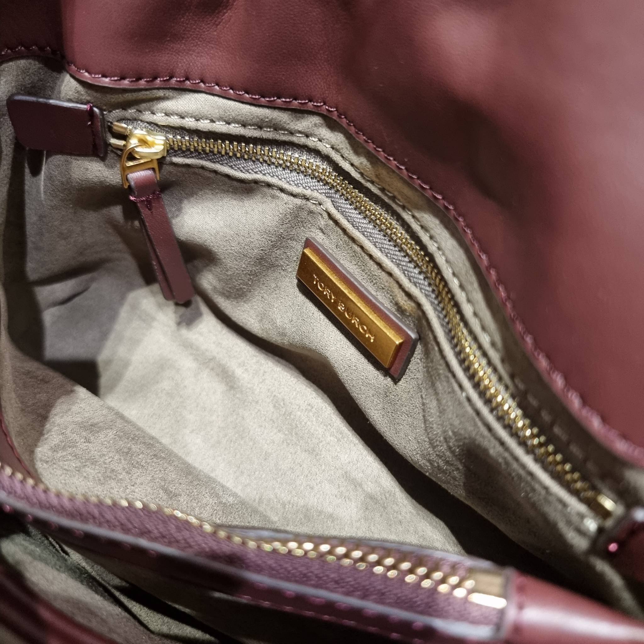 TORY BURCH KIRA QUILTED SMALL SATCHEL มาแล้วด่วนๆ!! กับคอลที่ปังไม่ไหว พร้อมเสิร์ฟสีคลาสสิค กระเป๋าถือ/สะพาย ทรงสวย สะพายคล่องตัว หนังแท้ ดีไซน์บุนวม เส้นคมสวยหรู วัสดุหนังแกะ สัมผัสดีงาม นิ่มมือ เปิด-ปิดด้วยอะไหล่บิดล็อค ภายในเป็นช่องโล่ง มีช่องซิป ใส่ขอ