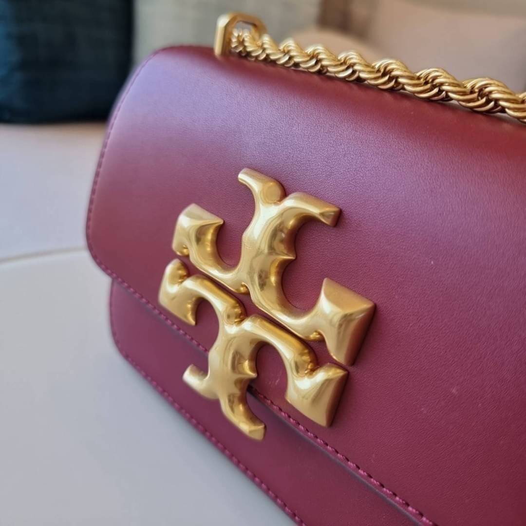 TORY BURCH ELEANOR SMALL CONVERTIBLE SHOULDER BAG ฮอตไอเท็ม รุ่นนี้ขายดีขายหมด สวยหรู คุณหนู ผู้ดี!! หายากมากแล้วน้า กระเป๋าสะพายข้าง ดีไซน์อยู่ทรง ขนาดกำลังสะดวกใช้สำหรับสาว วัสดุหนังแท้เต็มใบ สีทูโทน เปิด-ปิดด้วยแถบแม่เหล็ก ภายในแบ่งสัดส่วนได้เป็นอย่างด