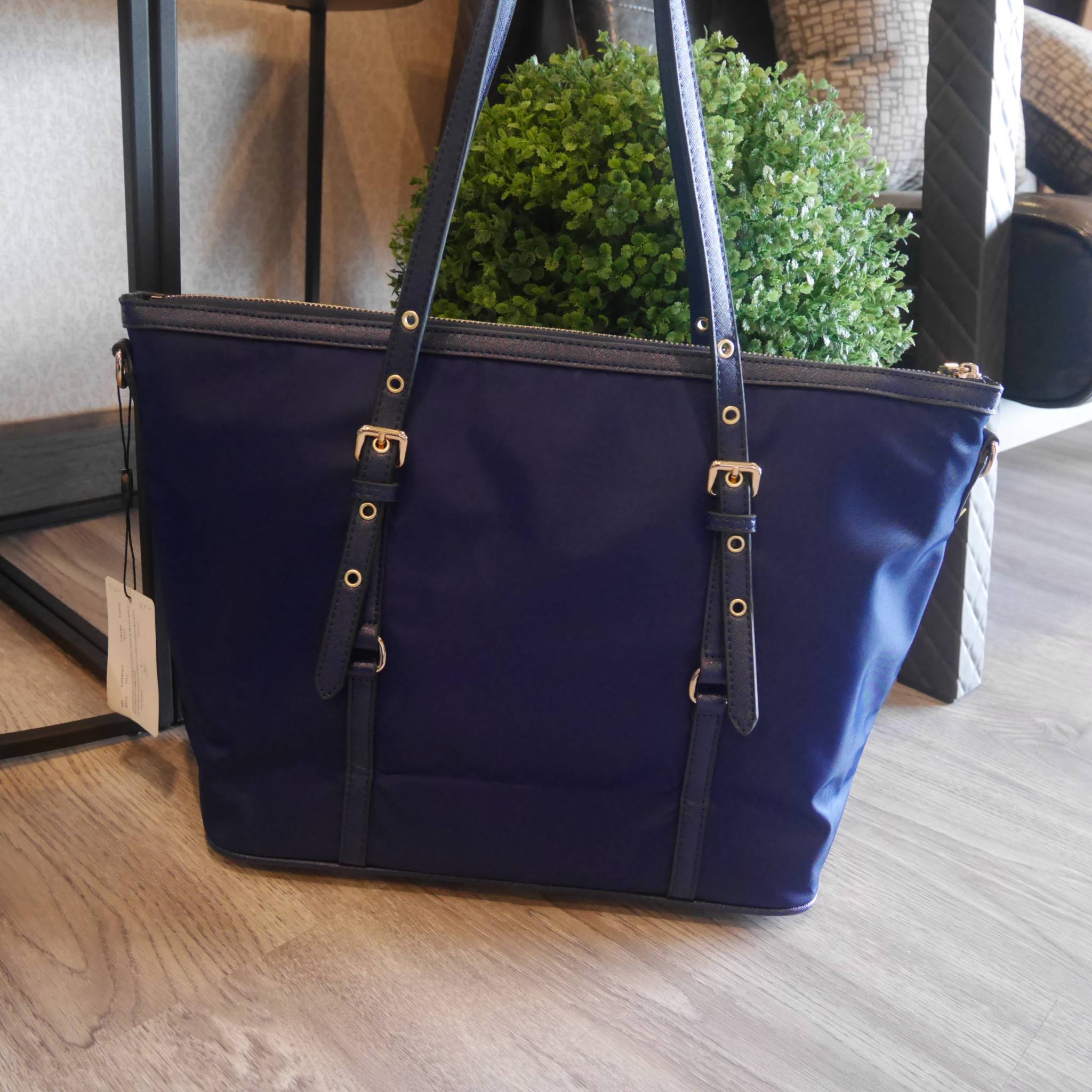 กรี้ดดด งานใบใหญ่ **ใส่ของจุใจ ก้มาน้าาา งานพรีเมี่ยมกิ้ฟ จากเคาเตอร์ต่างประเทศคะ จากแบรนด์ PRADA เป็น กระเป๋าผ้าไนล่อน ตามแบบฉบับของแบรนด์เลย หลงรักเลยคะ สะพายไหล่ได้ ถือก็สวยๆ ใช้แล้วสวยมากๆ ใส่ของได้เยอะเว่อร์ คุ้มราคา ห้ามพลาดเลยคะ!