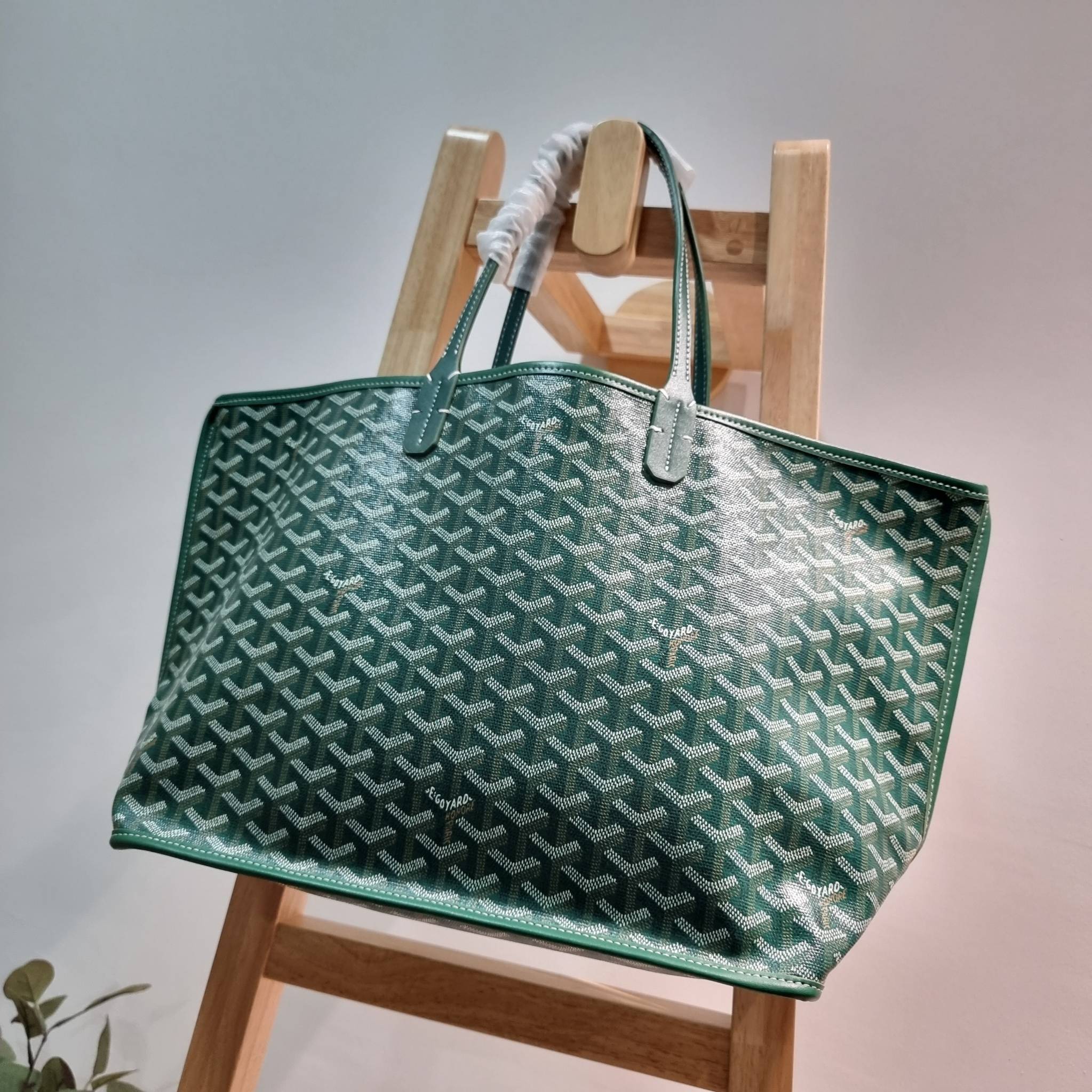 GOYARD ANJOU REVERSIBLE TOTE ฮอตไอเท็ม กับกระเป๋าสะพายทรงโท้ท ใบใหญ่จุใจ!! มาครบสีขายดี เลิศทุกสี รูปทรงคลาสสิค ดีไซน์เป็นเอกลักษณ์ ใช้งานได้หลากหลาย สามารถกลับด้านใช้ได้แบบไม่มีเบื่อ วัสดุหนังแคนวาสพิมพ์ลายสวยคม ภายในโล่งกว้างมาก