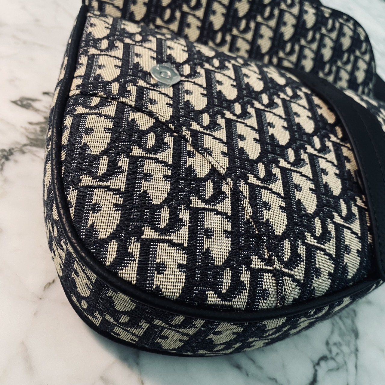 DIOR Saddle bag Oblique jacquard fabric in beige and black กระเป๋าคาดอกดิออร์ รุ่นยอดนิยมที่หนุ่มๆ ใช้งานได้แบบคุ้มๆ ดีไซส์สวยคมเรียบหรูตามแบบฉบับแบรนด์