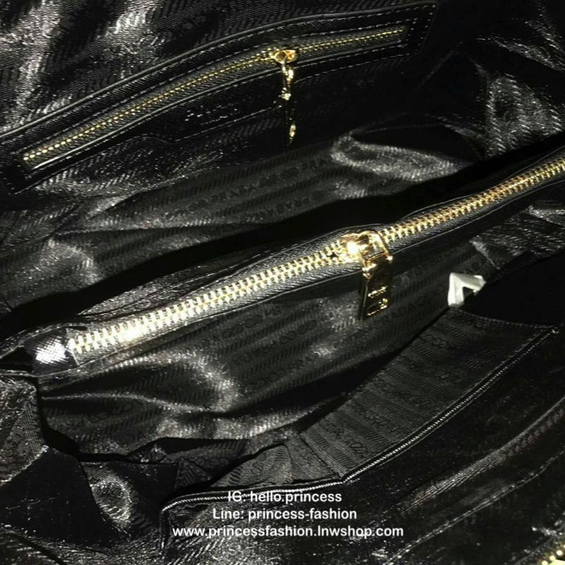 Prada Nylon handbag กระเป๋าถือสะพาย #ทรงยอดฮิต มาแล้วค้า จากงานพรีเมี่ยมกิ้ฟใหม่ บอกเลยว่า ใบนี้ Nylon สลับหนัง สวยคุ้มสุดๆคะ ด้านหน้าประดับด้วยโลโก้แบรนด์สวยหรู ด้านในมีช่องซิปแบ่งอีกหลายช่อง มาพร้อมป้ายหนังแท็กห้อยประบดับเก๋ๆ ด้านข้างมีกระดุมปรับทรงได้ด