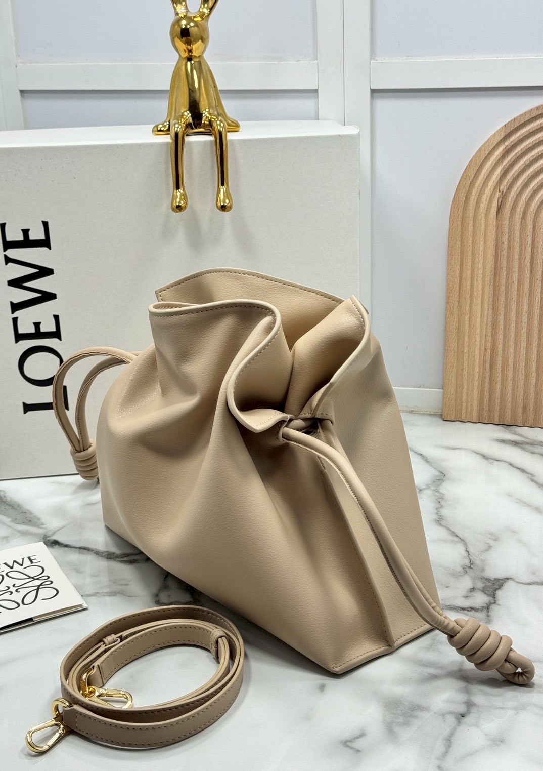 ORI หนังแท้ | Medium Loewe Flamenco clutch in nappa leather 30cm กระเป๋าสะพายทรงคลัชดีไซน์รูดเชือก เรียบหรูดูแพง เรียบง่ายใช้งานสะดวก หนังแนปป้าให้สัมผัสนุ่มสบายผิว มาพร้อมสายสะพายร้อยห่วงหรูหรา