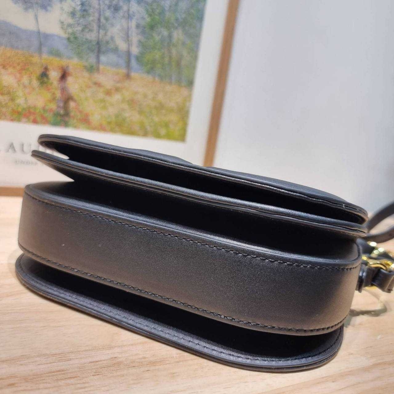 CD SIGNATURE BAG WITH STRAP กระเป๋าสะพายซิกเนเจอร์ ไอเท็มมาแรง ที่สวยแซ่บไม่มีไม่ได้เลย เกรดออริ 1:1 ใช้งานต่างประเทศได้