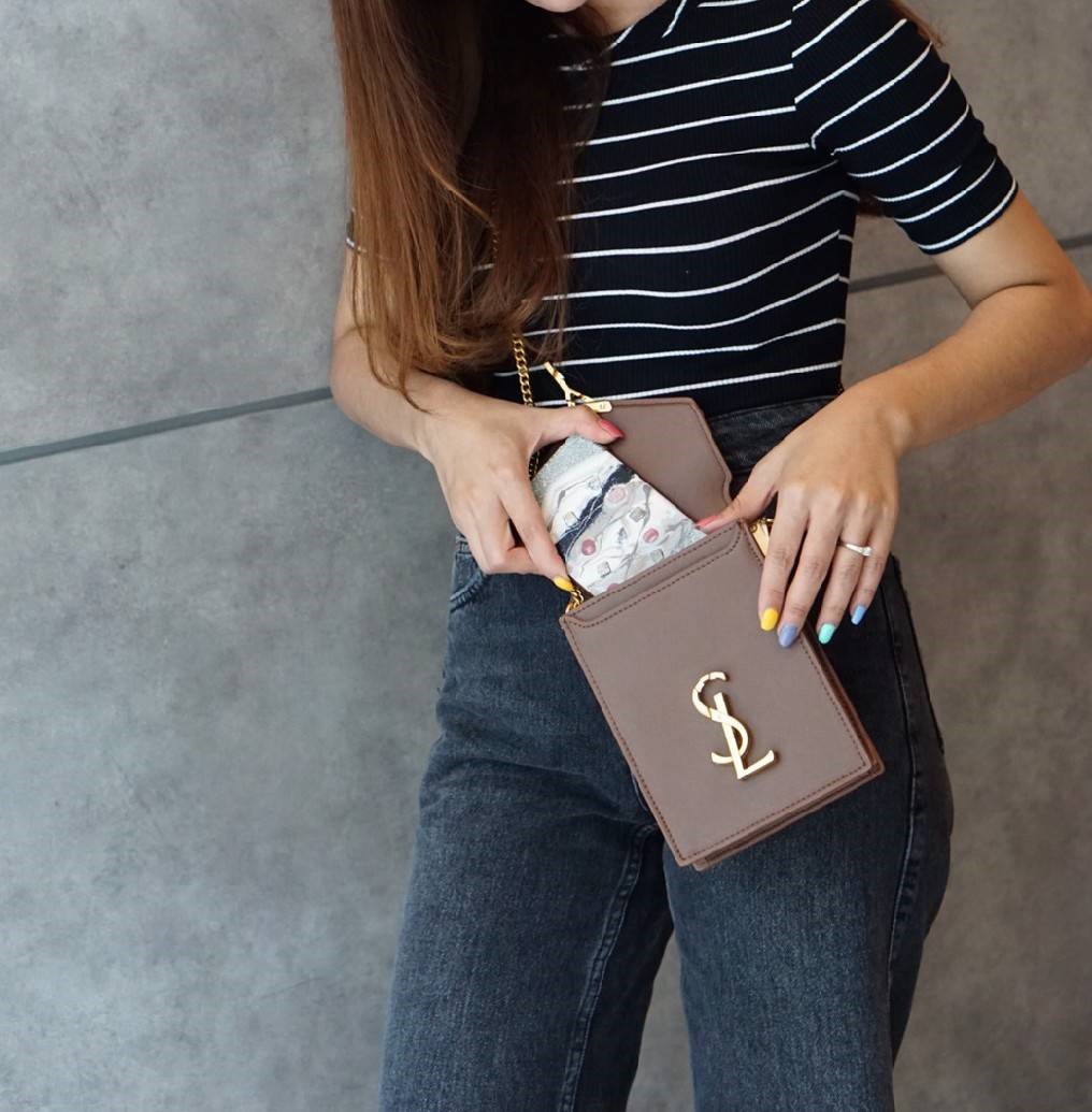 VIP 】YSL SAINT LAURENT CRASSANDA MONOGRAM PHONE BAG 5สี พร้อมส่งที่ไทย ที่นี่ที่เดียว กระเป๋าสะพายครอสบอดี้ขนาดกำลังน่ารักเลยย ทรงสูงใส่โทรศัพท์ได้ทุกรุ่น งานหนังเรียบสวย อะไหล่ทองรมควันหรูมากๆ สะพายดึงได้ทั้งสั้น ยาว ช่องด้านในแบ่งช่อง หยิบของสะดวกค่า ไม