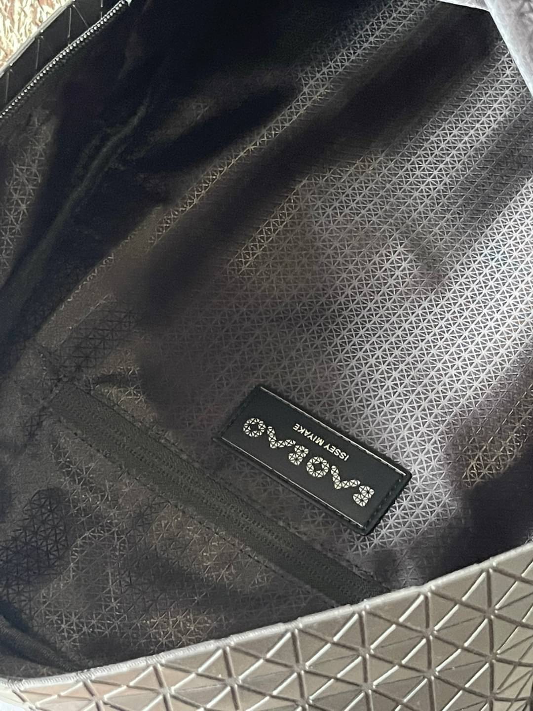 Bao Bao Issey Miyake Daypack geometric backpack กระเป๋าเป้ทรงคลาสสิก รองรับน้ำหนักได้ดี เหมาะกับการเดินทาง เป้สะพายหลังรุ่น Daypack One-Tone Backpack มาในรูปทรงกระเป๋าเป้สุดคลาสสิก โดดเด่นด้วยการออกแบบที่เป็นเอกลักษณ์ วัสดุสามเหลี่ยมขนาดเล็กพิเศษ ได้กลิ่น