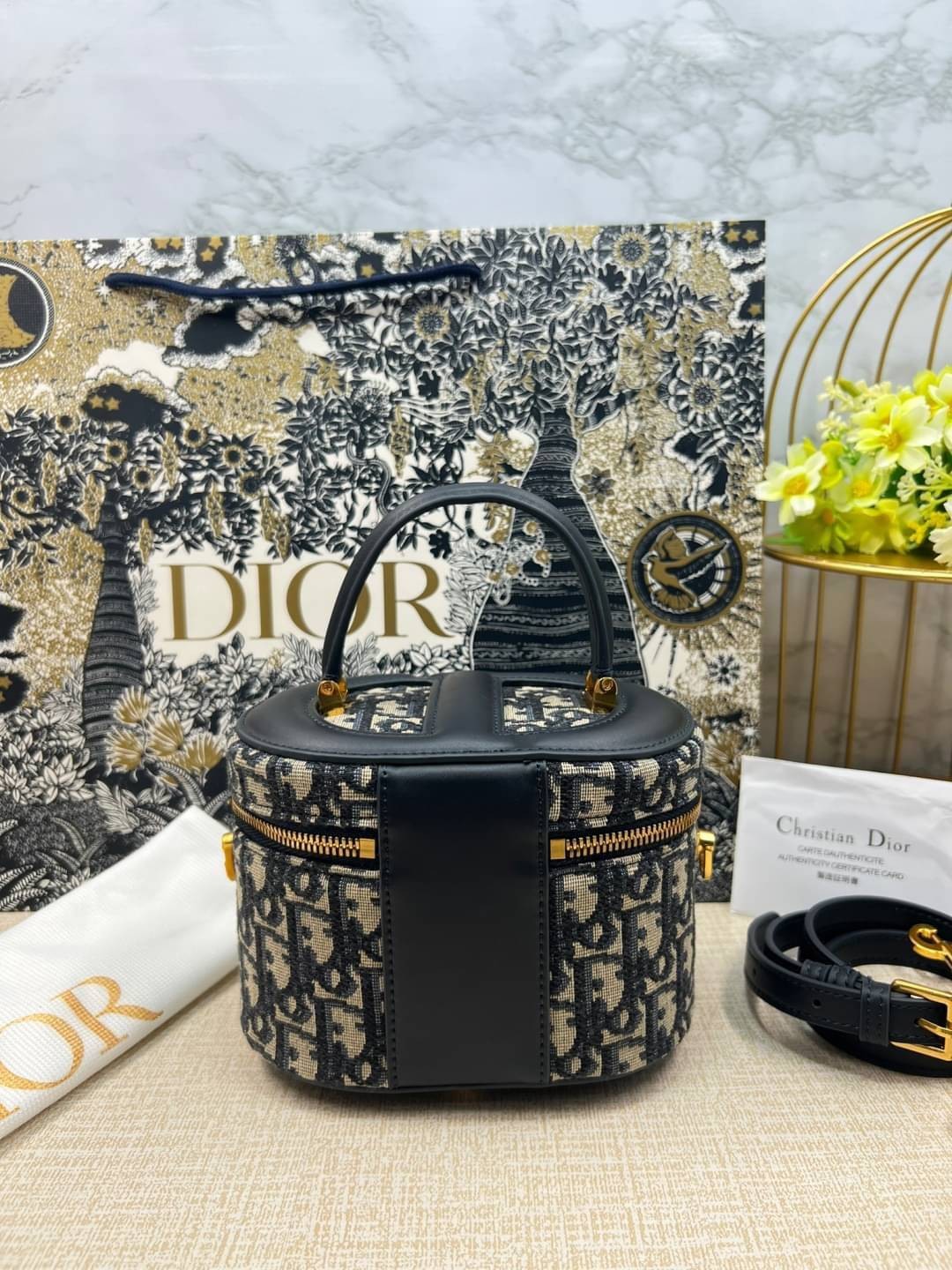 Small Dior Travel Vanity Case / Dior vanity 16cm กระเป๋าทรงกล่องใบเล็กกะทัดรัด ดีไซน์สวยโดดเด่น มีหูจับในตัว ภายในเป็นช่องโล่งสำหรับจัดเก็บสิ่งของเล็กน้อย เป็นอีกหนึ่งไอเท็มที่ไม่อยากให้พลาดเลยน้า