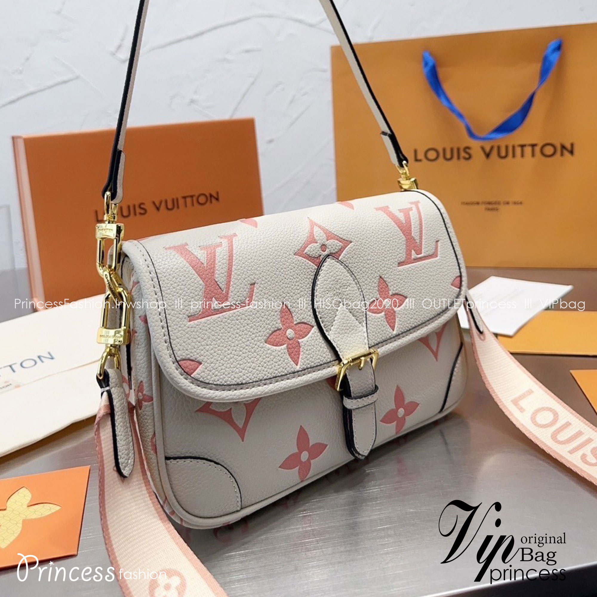 LV DIANE Monogram Canvas - Handbags ดีไซน์น่ารักน่าใช้มากๆ มีสายมาให้ถึง 2 แบบ สายหนังคล้องไหล่ได้ และสายสปอร์ตครอสบอดี้ได้ ปรับเปลี่ยนใช้ตามลุคแต่ละวันได้เลย