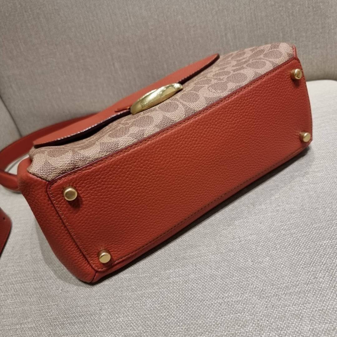 COACH Coated Canvas Signature May Shoulder Bag พร้อมส่งที่ไทย คัดงานคุณภาพ จัดเต็มมาให้ต่อนรับปีใหม่นี้ค่าา ✔️กระเป๋าหิ้ว//คล้องไหล่//สะพายข้างได้ ใบใหญ่ สุดคุ้ม! ✔️หนังแท้ชั้นดีที่สุด หนังหนานิ่ม รู้สึกได้ตอนสัมผัสค่ะ สวยมากๆ ✔️ด้านห