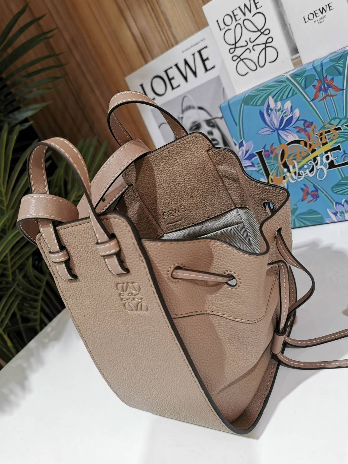 LOEWE HANDLE & SHOULDER BAG GIFT WITH PURCHASE (GWP) กระเป๋าถือหรือสะพายหนังแท้พรีเมี่ยมกิ๊ฟ Limited จาก LOEWE PERFUME DUTYFREE รุ่น Rare items สุดๆวัสดุหนังแท้ Calfskin หนังสวยดีไซน์คงเอกลักษณ์แบรนด์ สามารถปรับใช้ได้หลายทรงด้านข้างมีหูรูดปรับขยายทรงได้ภา