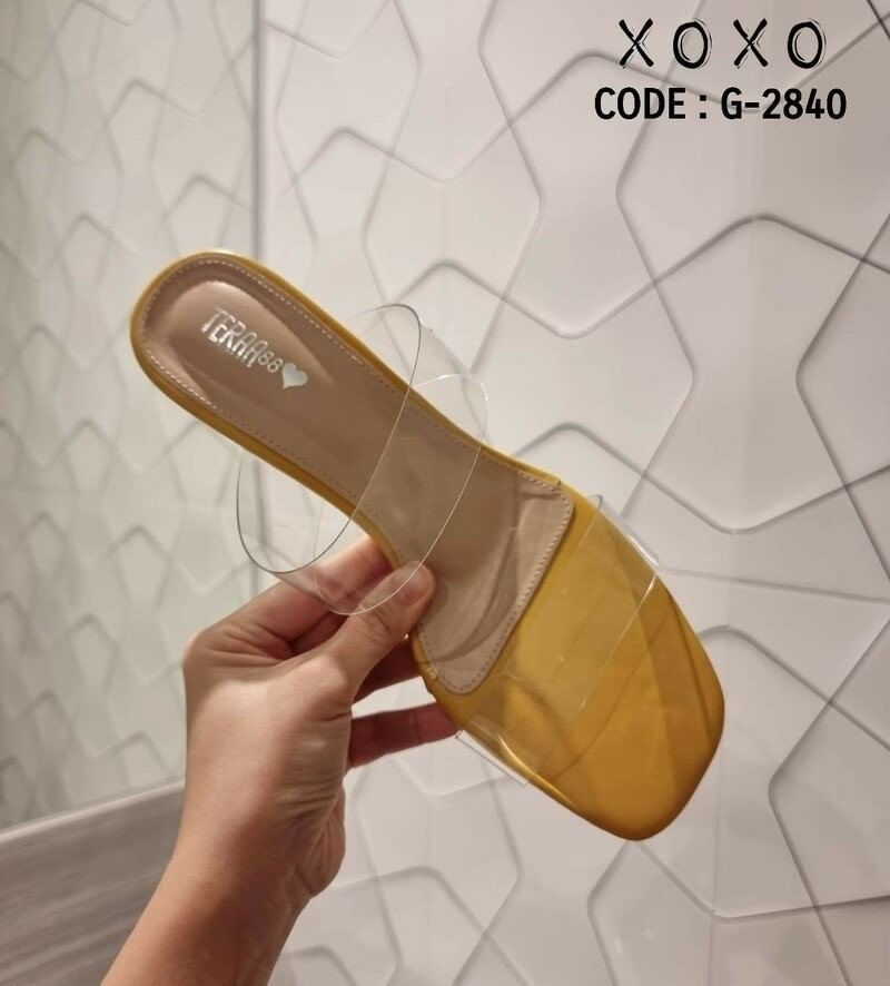 รองเท้างานสวม สไตล์รองเท้าแก้ว สวย โดดเด่น เปรี้ยว สีพื้น หนังสีสด คาดพลาสติกใสอย่างดี เนื้อนุ่ม ส้นพลาสติกแก้วใส แมทส์ชุดง่าย ใส่กับเสื้อผ้าได้หลากหลาย