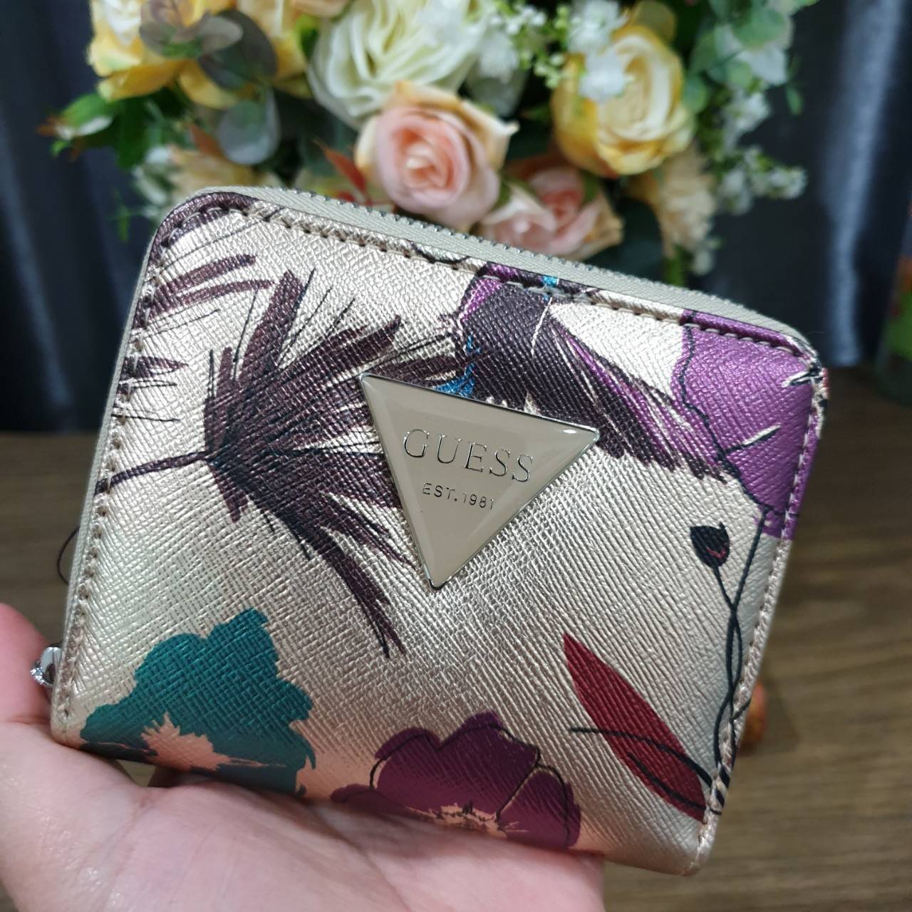 พร้อมส่งรุ่นหายาก! GUESS FACTORY WOMEN'S ZIP AROUND SHORT WALLET กระเป๋าสตางค์สั้นพับ2ตอนซิปรอบหนัง Saffiano ด้านหน้าประดับโลโก้แบรนด์สวยหรู ภายในมีช่องใส่ธนบัตร ใส่แบงก์พัน ช่องใส่เหรียญ และช่องใส่บัตรหลายช่อง ตัวจริงสวยน่าใช้ ภาพถ่ายจากสินค้าจริงค่