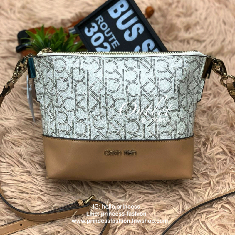 Calvin Klein Mini Crossbody กระเป๋าทรงครอสบอดี้ ขนาดกลางกำลังดี มีฐานกว้างตั้งอยู่ทรง เปิดใช้งานด้วยซิปเดียว สายสะพายปรับสั้นยาวได้ ดีเทลที่มีsignatureรอบใบ ครึ่งล่างฐานเป็นหนังเรียบ ติดโลโก้แบรนด์ด้วยโลหะ รูปทรงสะพายได้อย่างคล่องตัวแบบสไตล์เก๋ๆเลยคร้า!!