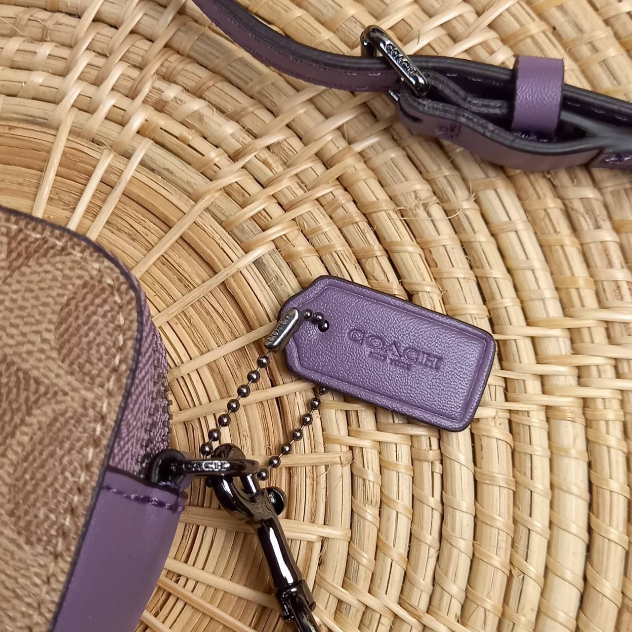 COACH KIRA CROSSBODY IN SIGNATURE CANVAS (COACH F89399)🍁เหมาะมือมาก หยิบใช้ง่ายสบายเลย🌈//รุ่นนี้ จะถือ จะคล้องมือ สะพายคลอสบอดี้ ได้หลายลุค จัดวางตามต้องการได้เลย // มีสายคล้องมือ และสายยาว สามารถถอดได้ทั้ง 2 สาย //เปิด-ปิดด้วยซิป มี2 ช่อง