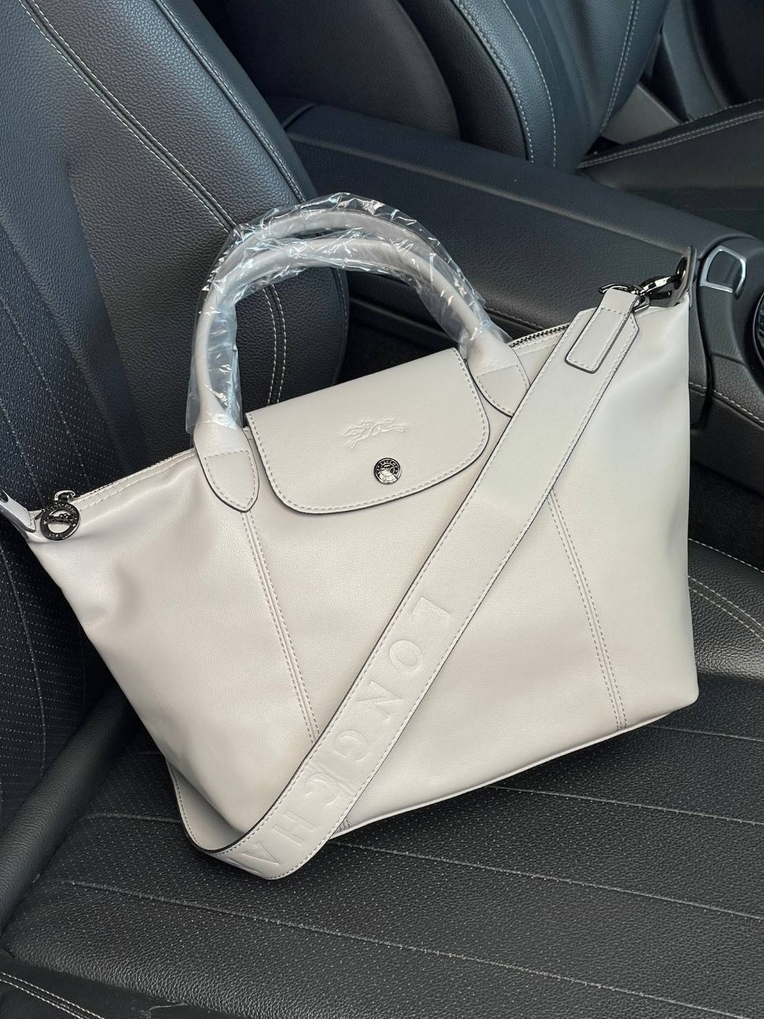 Longchamp Le Pliage Cuir Top handle bag S เรียกว่าเป็นกระเป๋าอีกหนึ่งรุ่นที่ไม่ว่ายังไงก็ฮอตฮิตและติดเทรนด์ตลอดไม่เคยเปลี่ยนกับ ทรง Le Pliage Cuir หนึ่งในตระกูลกระเป๋าสุดไอคอนิกจากแบรนด์