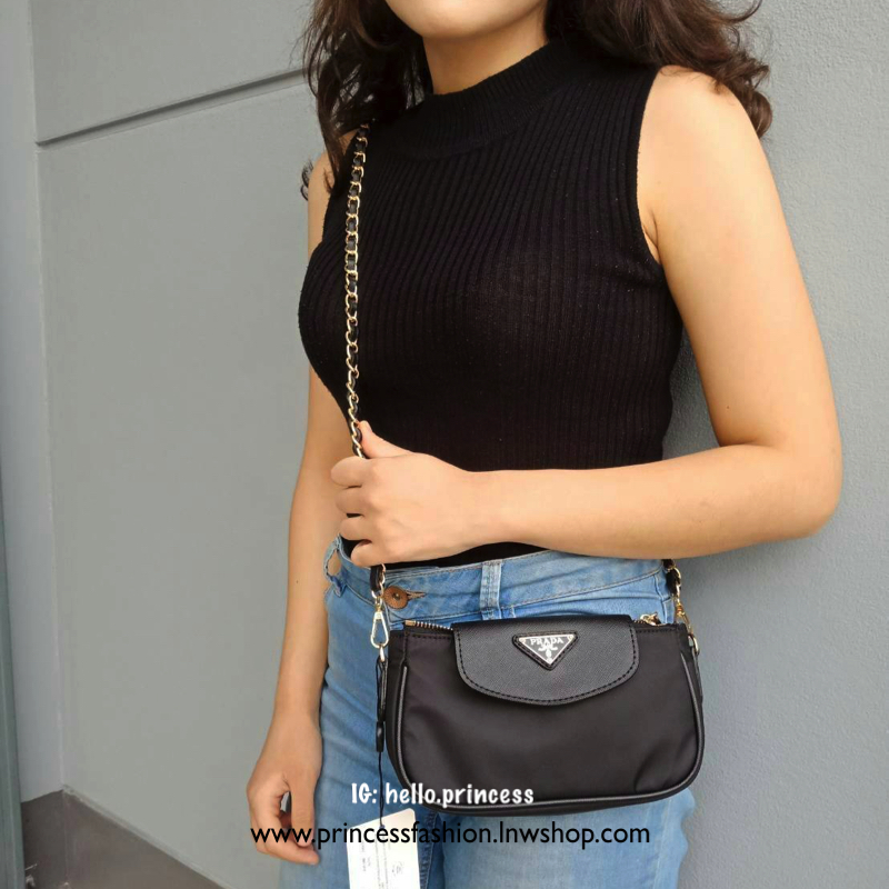 คือดีงามมม Best Seller! **พร้อมส่งความแซ่บ กระเป๋าอเนกประสงค์ จากแบรนด์ PRADA งานพรีเมี่ยม vip gift สุดหรู ตัวกระเป๋าเป็นผ้าไนล่อน ตามแบบฉบับของแบรนด์เลย ใบนี้มีสายยาวโซ่สลับหนัง (ปรับไม่ได้แต่ถอดสายได้คะ) เลิศมาก สะพายเป็น shoulder bag ได้เลย **ขนาดกำลัง