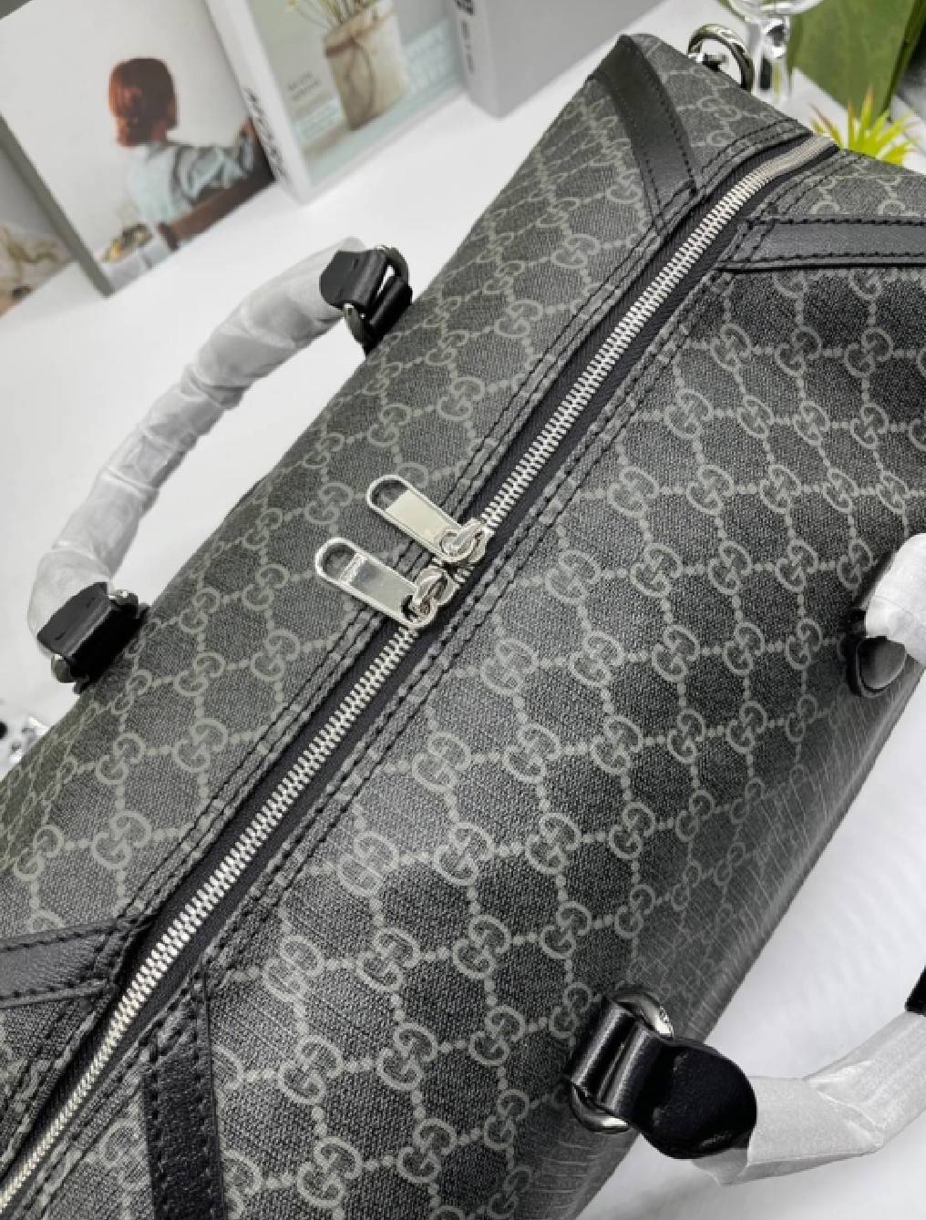 GUCCI Duffle bag with Interlocking G เกรดออริจินอล กระเป๋าใบใหญ่จุใจ 16" ใส่สัมภาระขึ้นเครื่องเดินทางได้ ใส่เสื้อผ้า รองเท้า เอกสาร A4 iPad Notebookได้ หูจับแข็งแรง สายสะพายยาวถอดออกได้ สะพายไหล่หรือ Crossbody ก็ดูดี ใช้ได้ทั้งชายหญิง ภาพถ่ายสินค้าจร