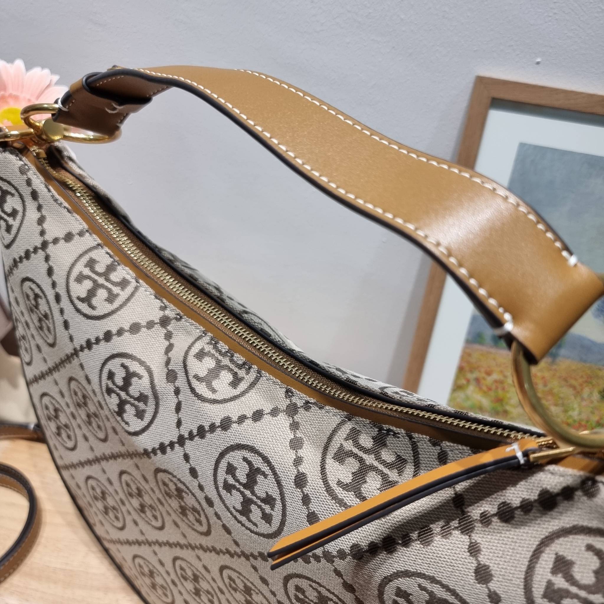 ใบใหญ่ 35cm Tory Burch T Monogram Medium Crescent Bag / TORY BURCH T MONOGRAM JACQUARD CRESCENT BAG ไซส์ใหญ่กับไอเท็มสุดร้อนแรง เซเลปรีวิวเยอะมาก!! สาวๆตามหากันไปอีก กระเป๋าทรง half moon ที่ดีไซน์บนผ้า jacquard ลวดลายซิกเนเจอร์ เรียบหรู ผู้ดีมากแม่! มาพร้